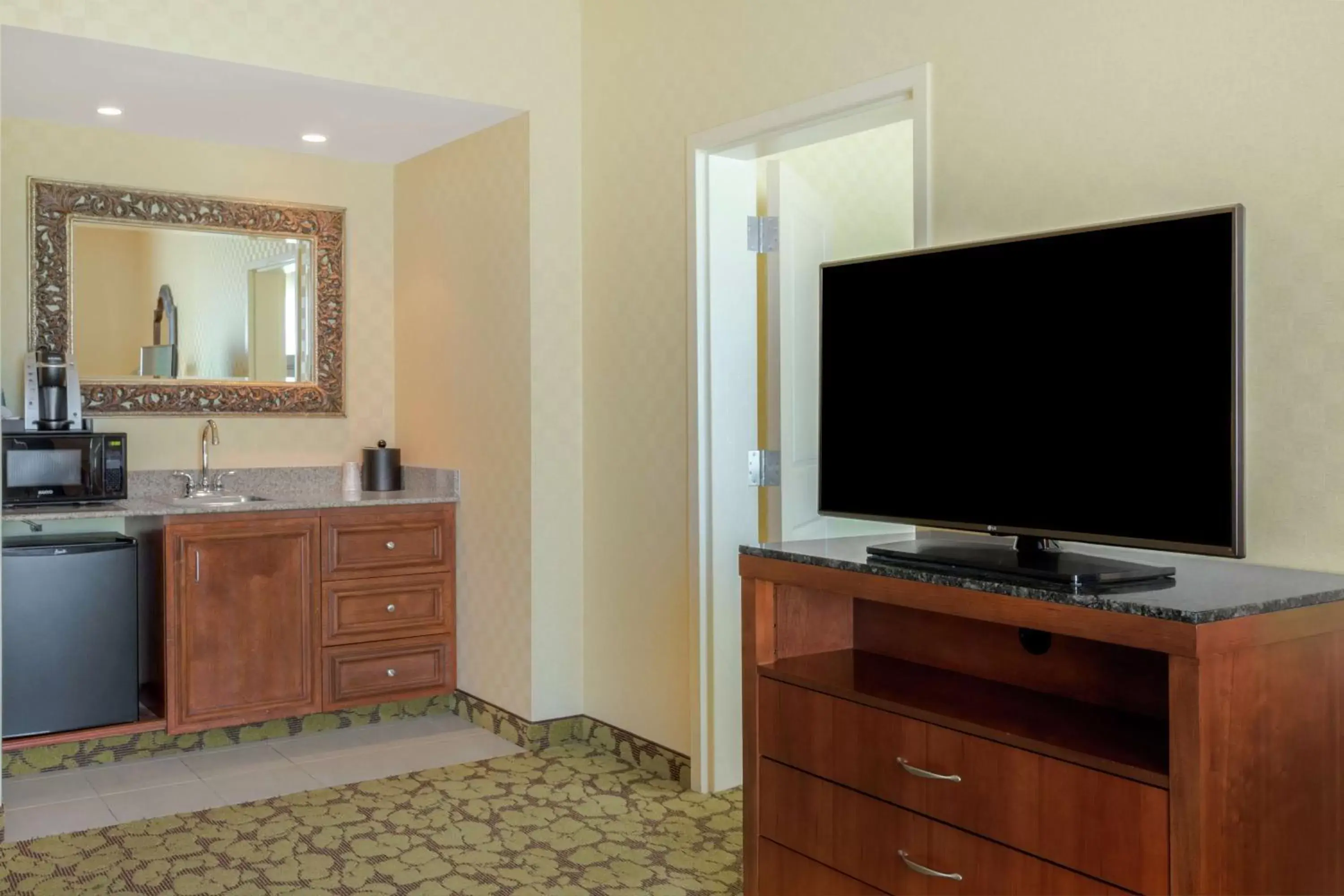 Kitchen or kitchenette, TV/Entertainment Center in Hilton Garden Inn Sacramento Elk Grove