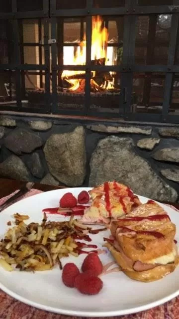 Breakfast in Old Saco Inn