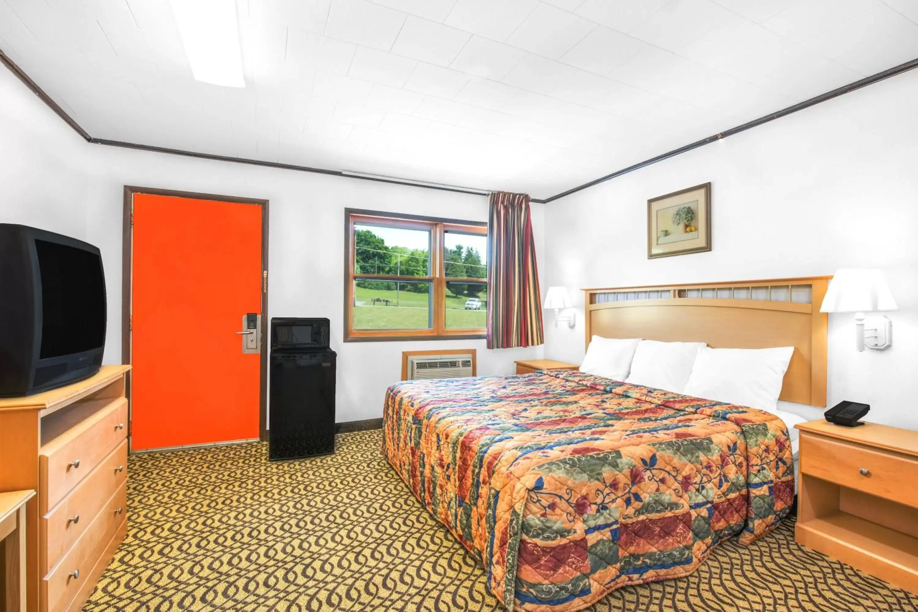 Bed, TV/Entertainment Center in Knights Inn Pine Grove