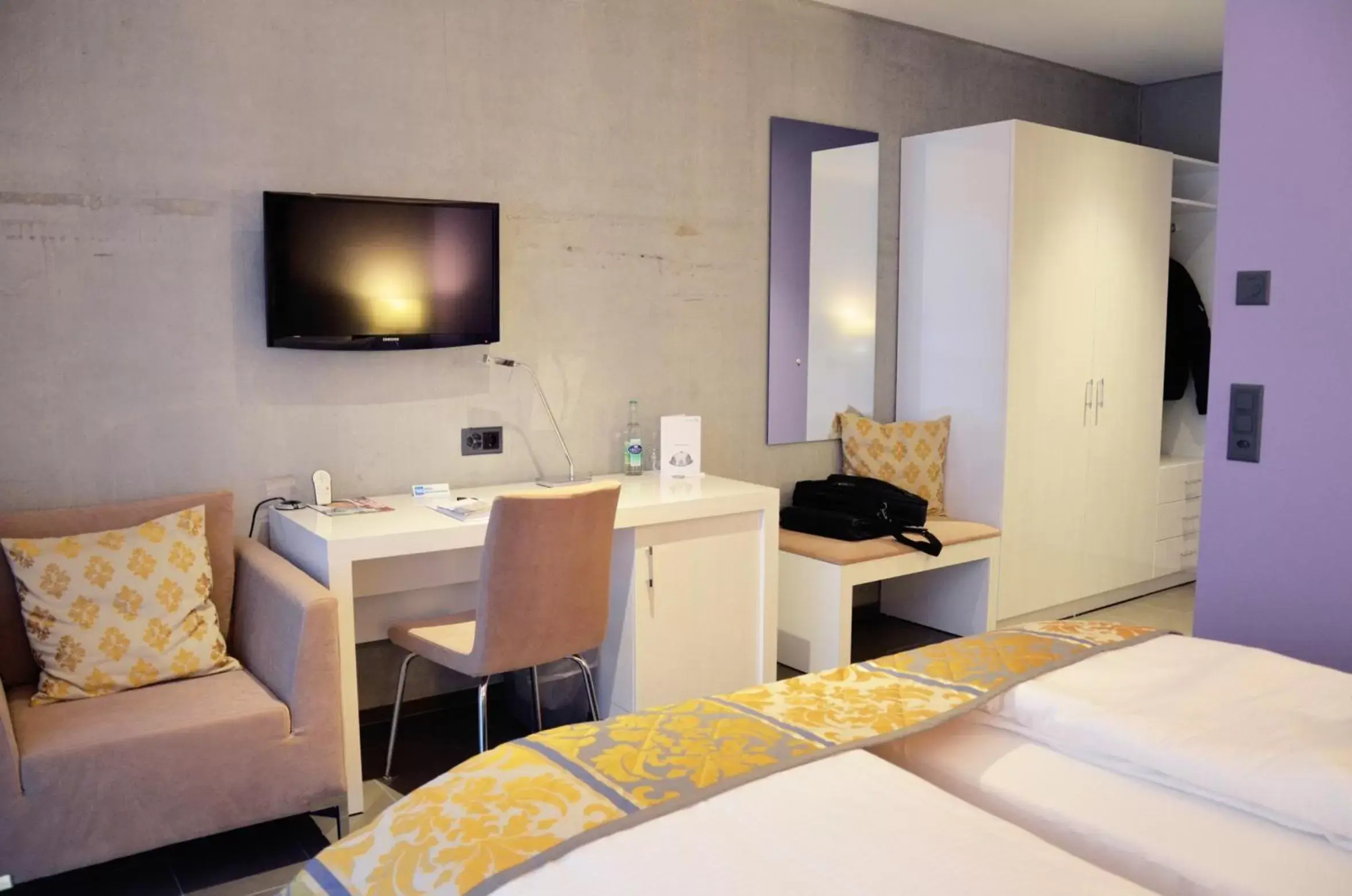 Bed, TV/Entertainment Center in Hotel Swiss Star