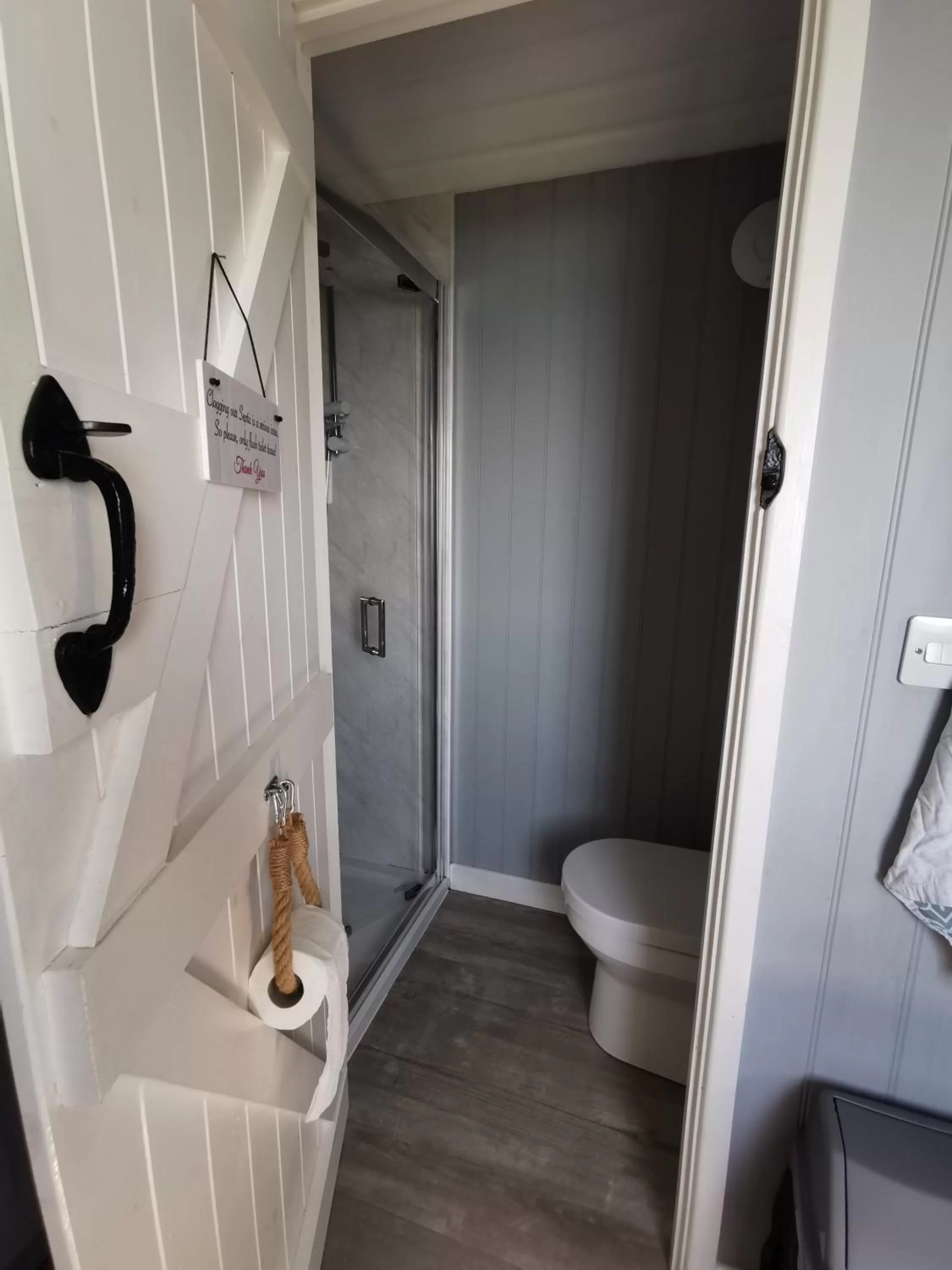 Allibella Shepherds Hut, Amazing Seaview, Private garden, Pet Friendly