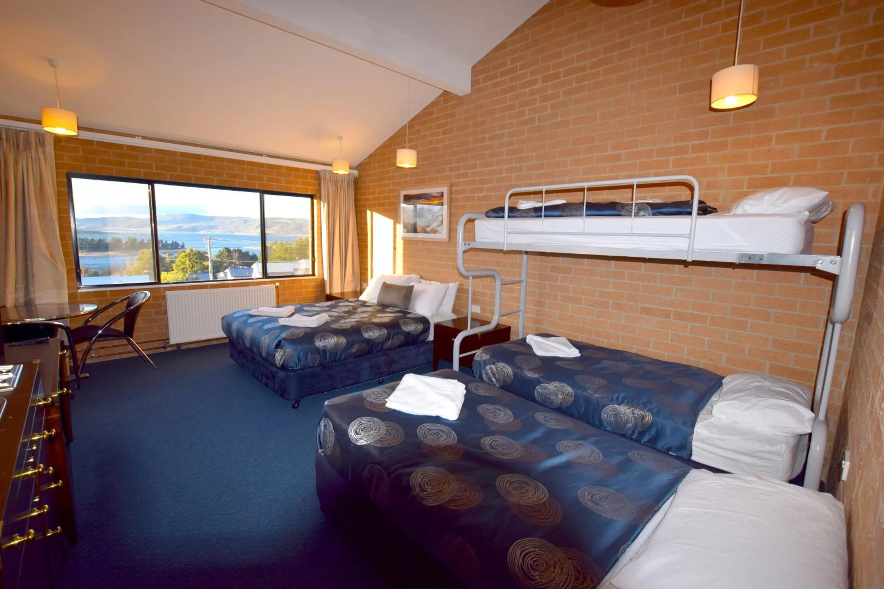 Photo of the whole room, Bed in Alpine Resort Motel