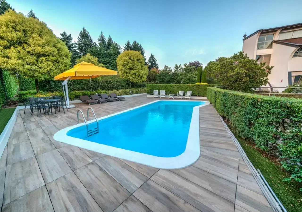 Swimming Pool in Cardano Hotel Malpensa