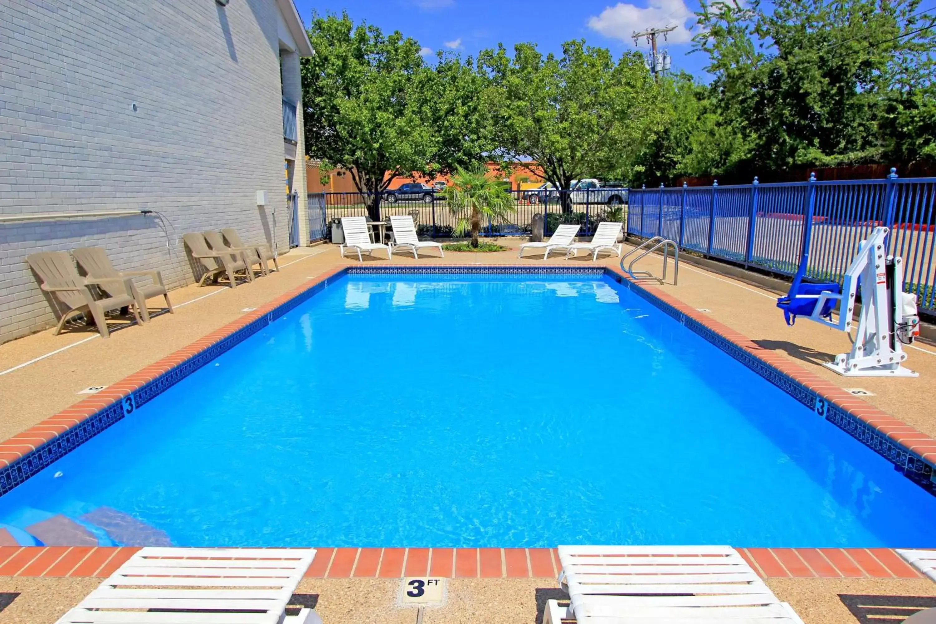 Activities, Swimming Pool in Best Western Round Rock