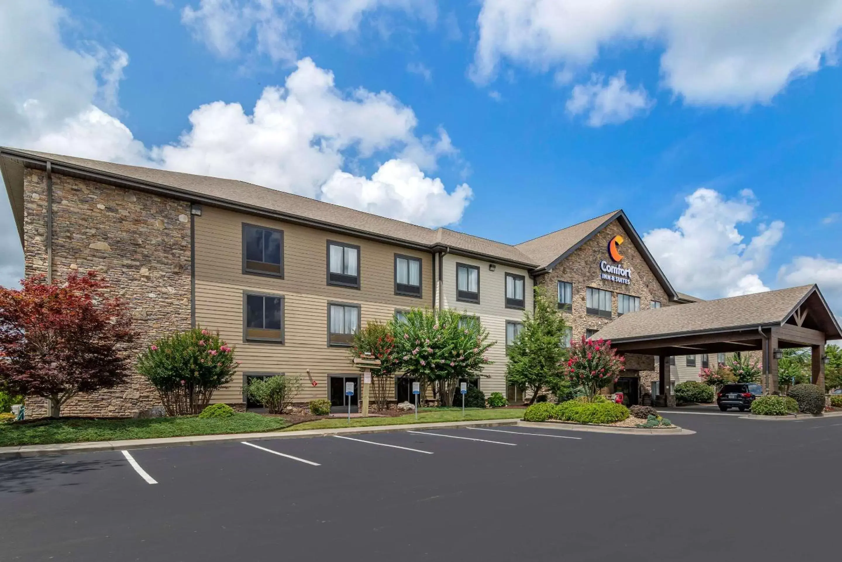 Property Building in Comfort Inn & Suites Blue Ridge