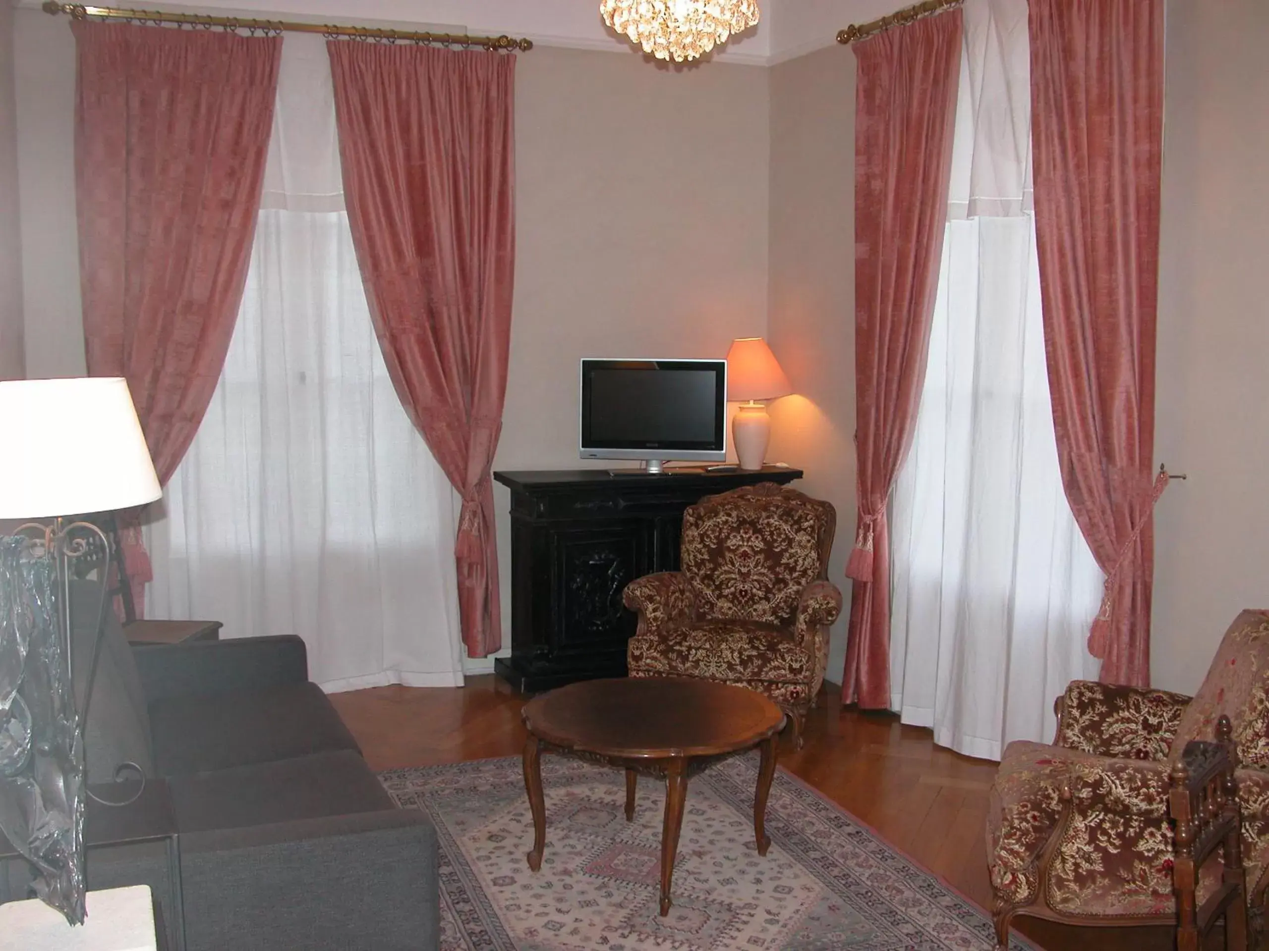 Living room, TV/Entertainment Center in Domaine de Beaupré - Hotel The Originals Relais