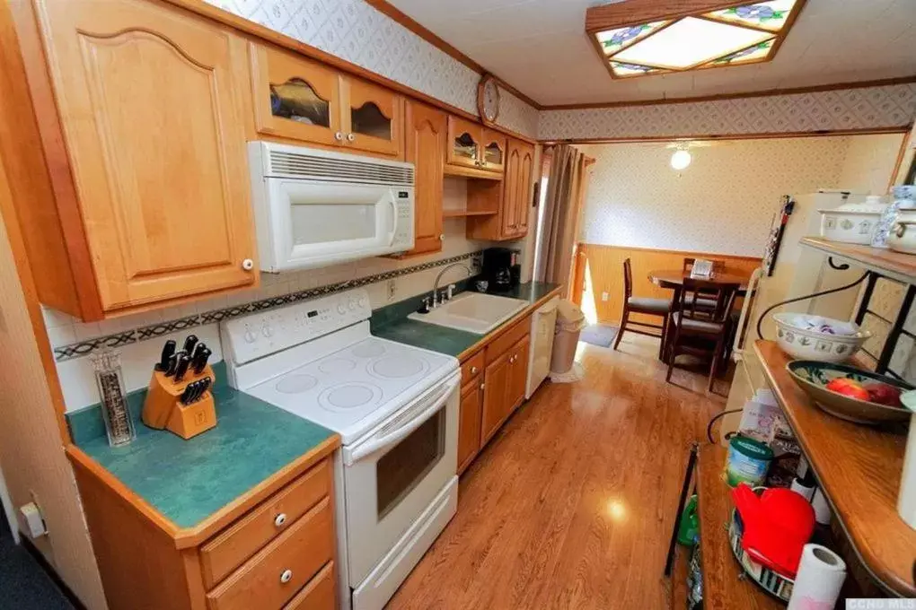 Kitchen/Kitchenette in Red Ranch Inn