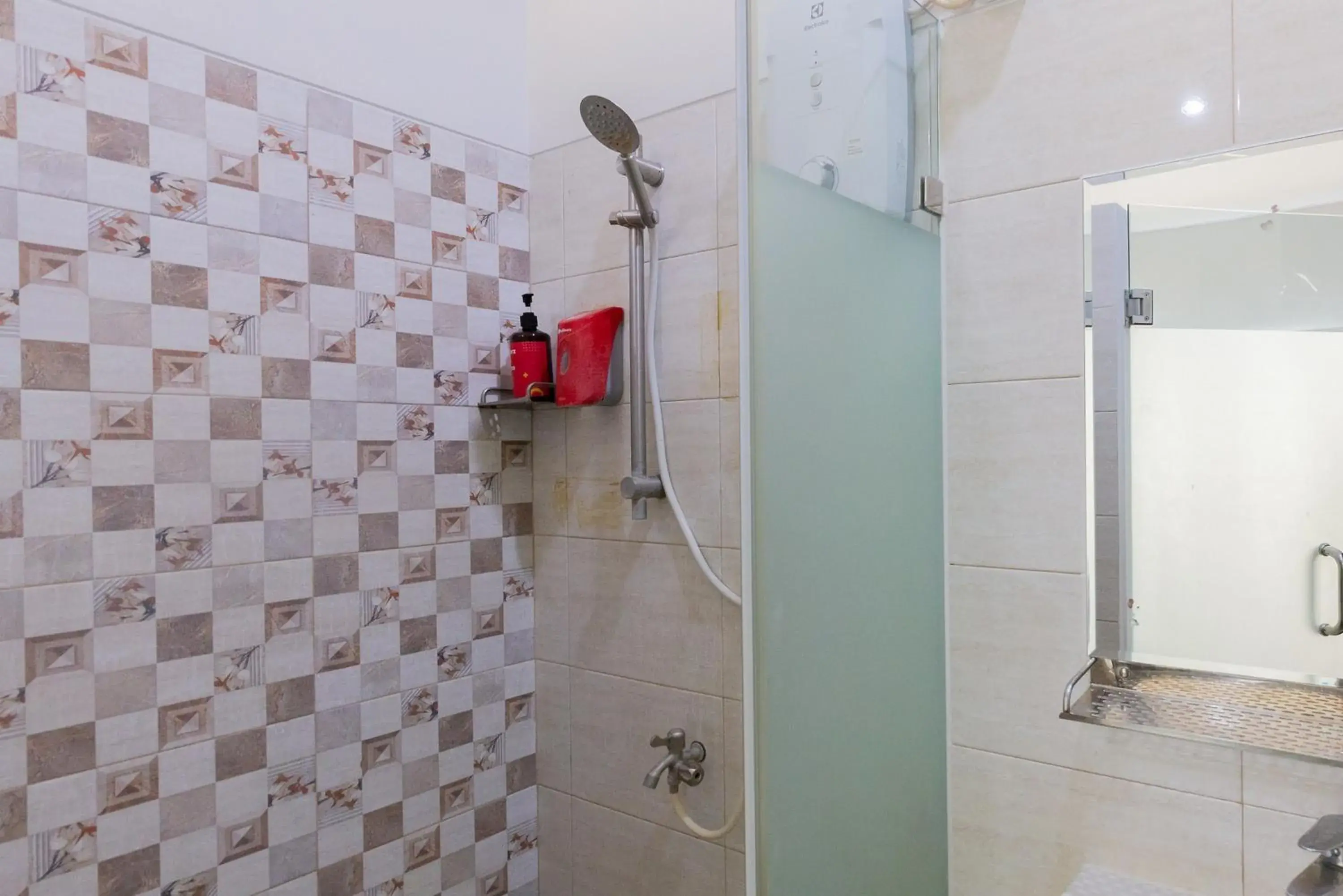 Bathroom in RedDoorz Plus near Living Plaza Jababeka