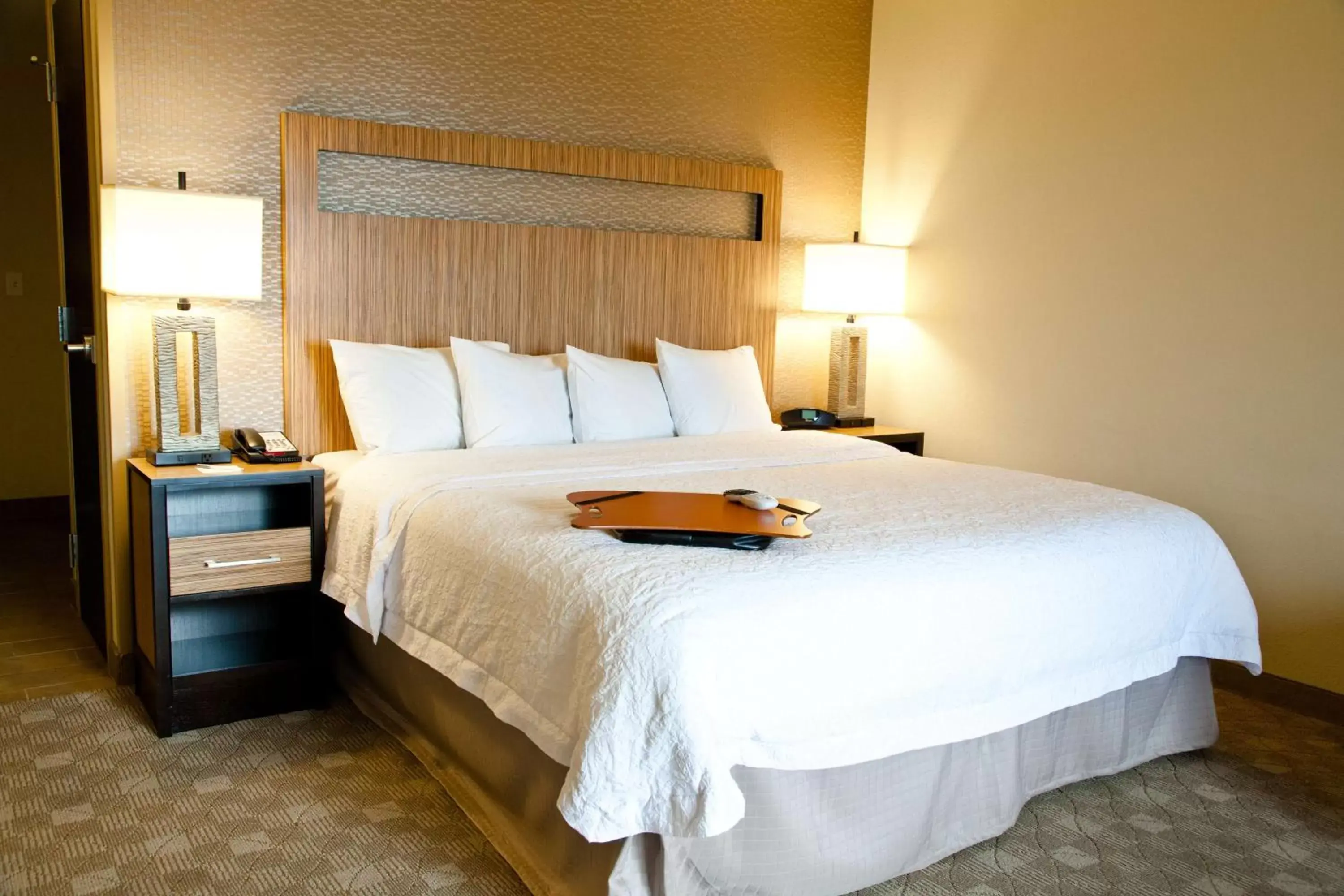 Bed in Hampton Inn & Suites Salinas