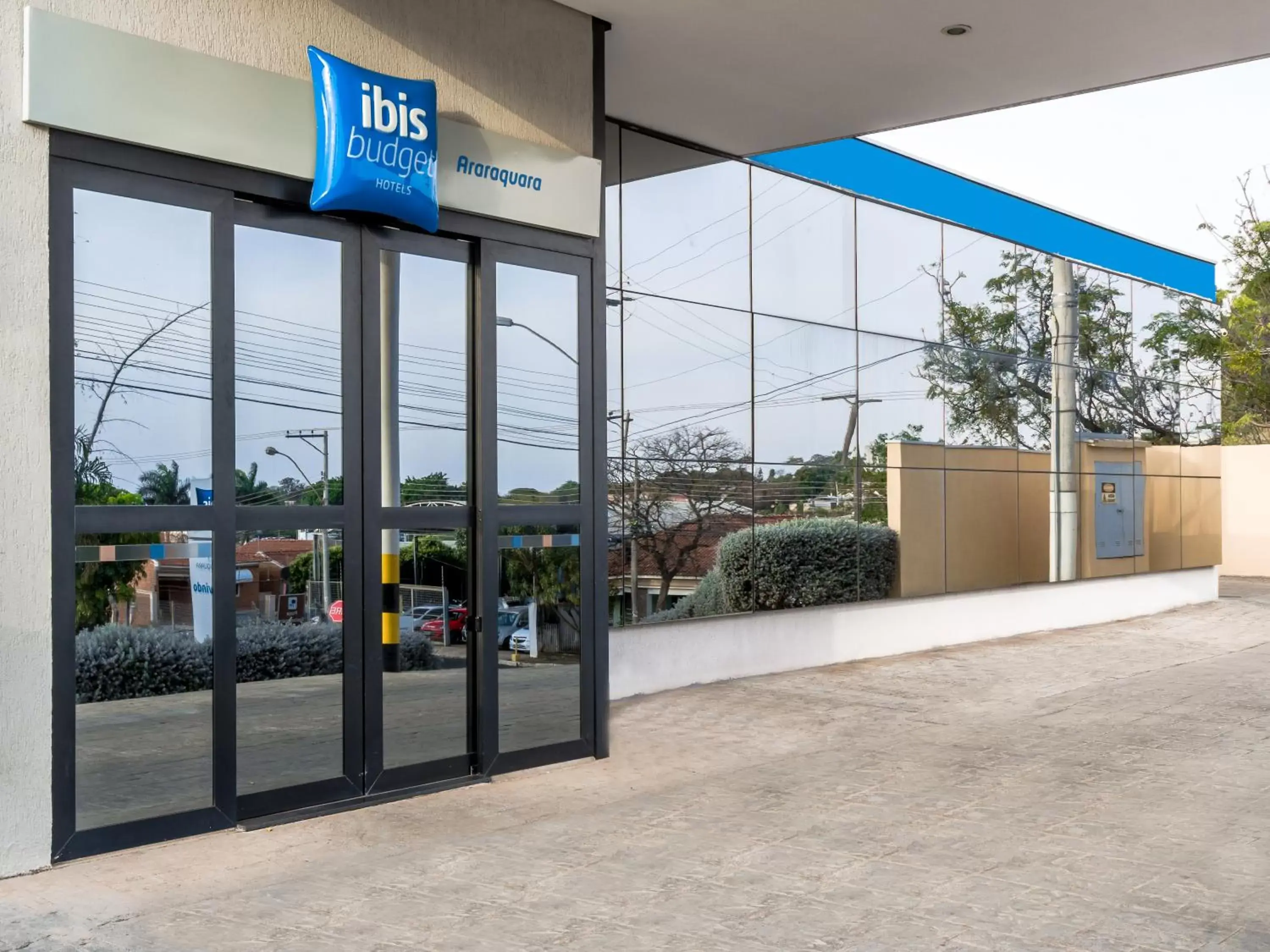 Facade/entrance in Ibis Budget Araraquara