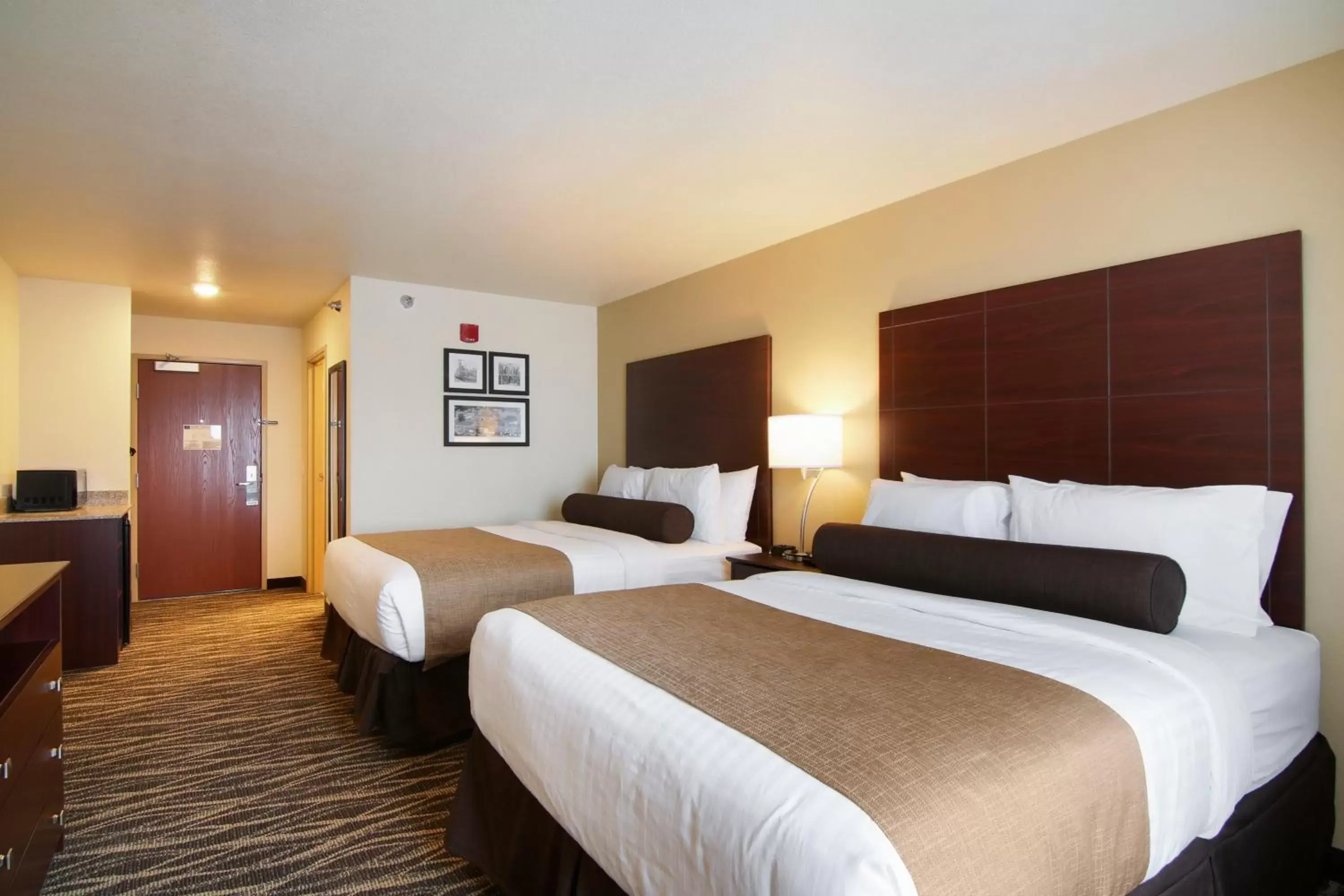 Bed in Cobblestone Inn & Suites - Menomonie/UW-Stout