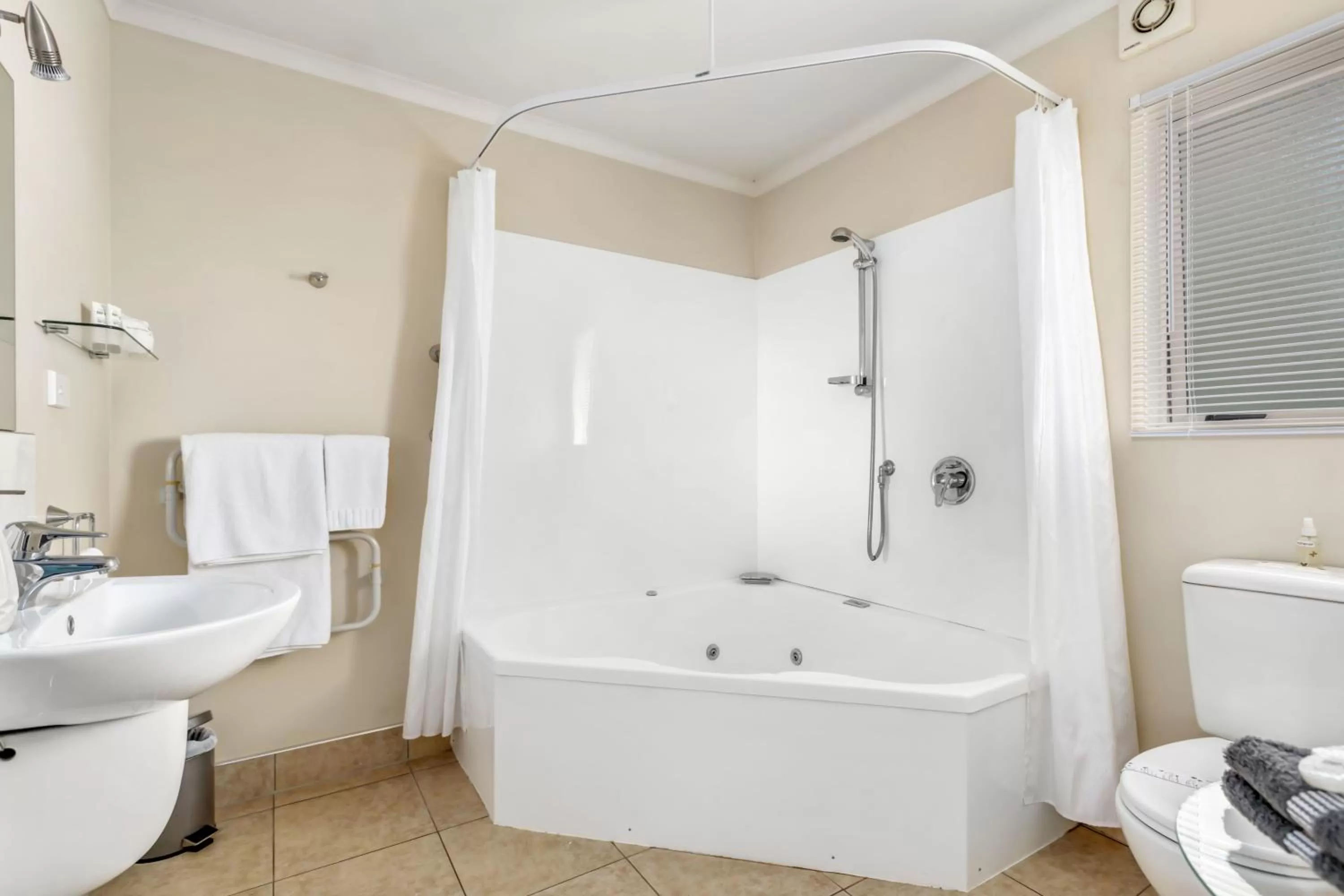 Shower in BK's Chardonnay Motor Lodge