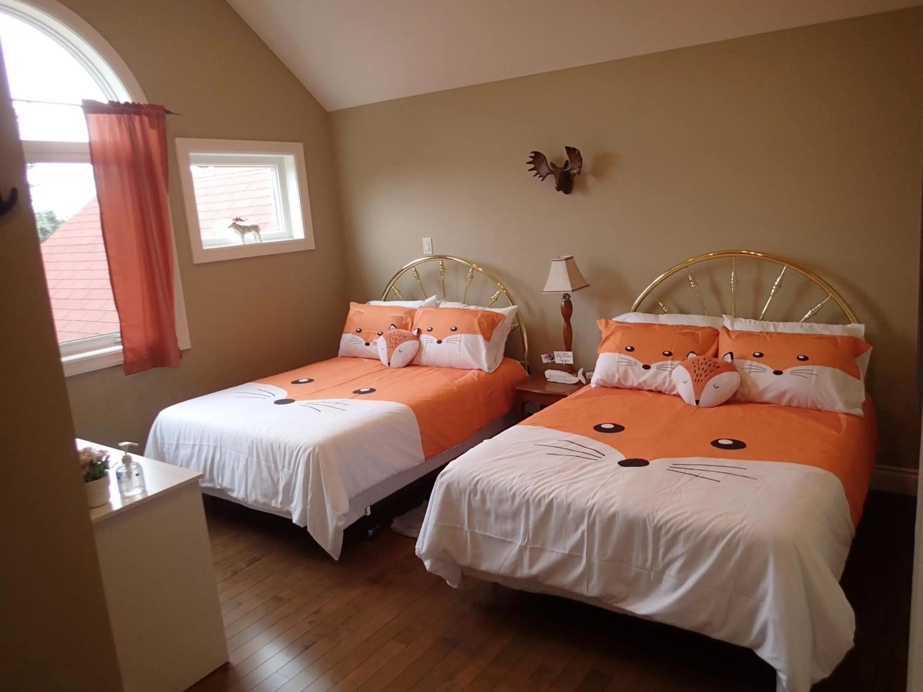 Bed in The Cozy Fox BNB-Woodland Room