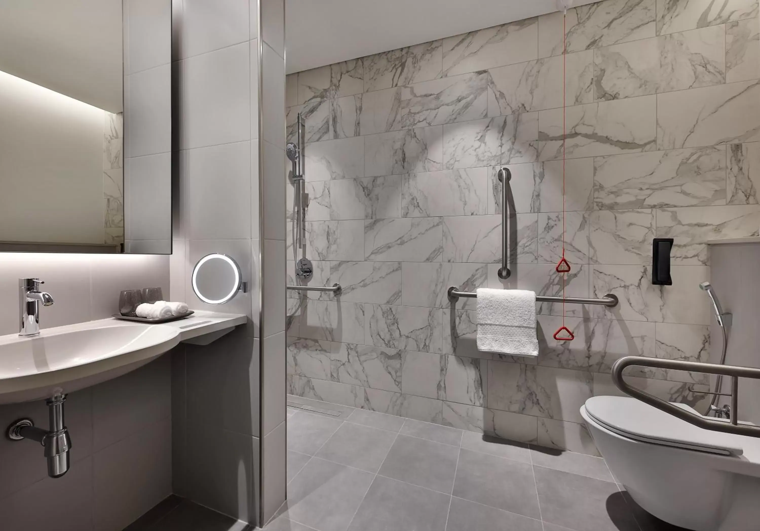 Toilet, Bathroom in Doubletree By Hilton Abu Dhabi Yas Island Residences