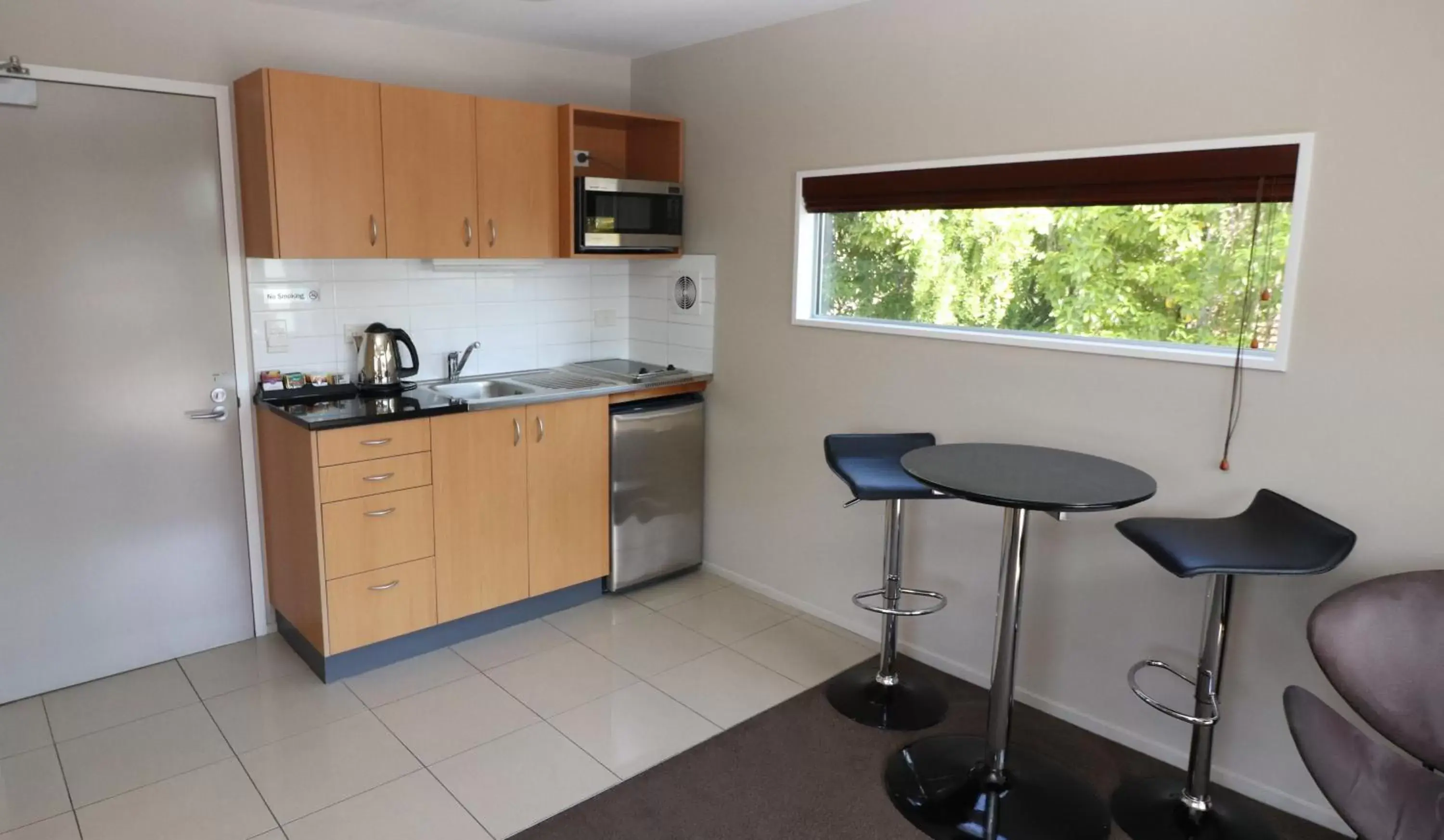 Kitchen or kitchenette, Kitchen/Kitchenette in Sumner Bay Motel