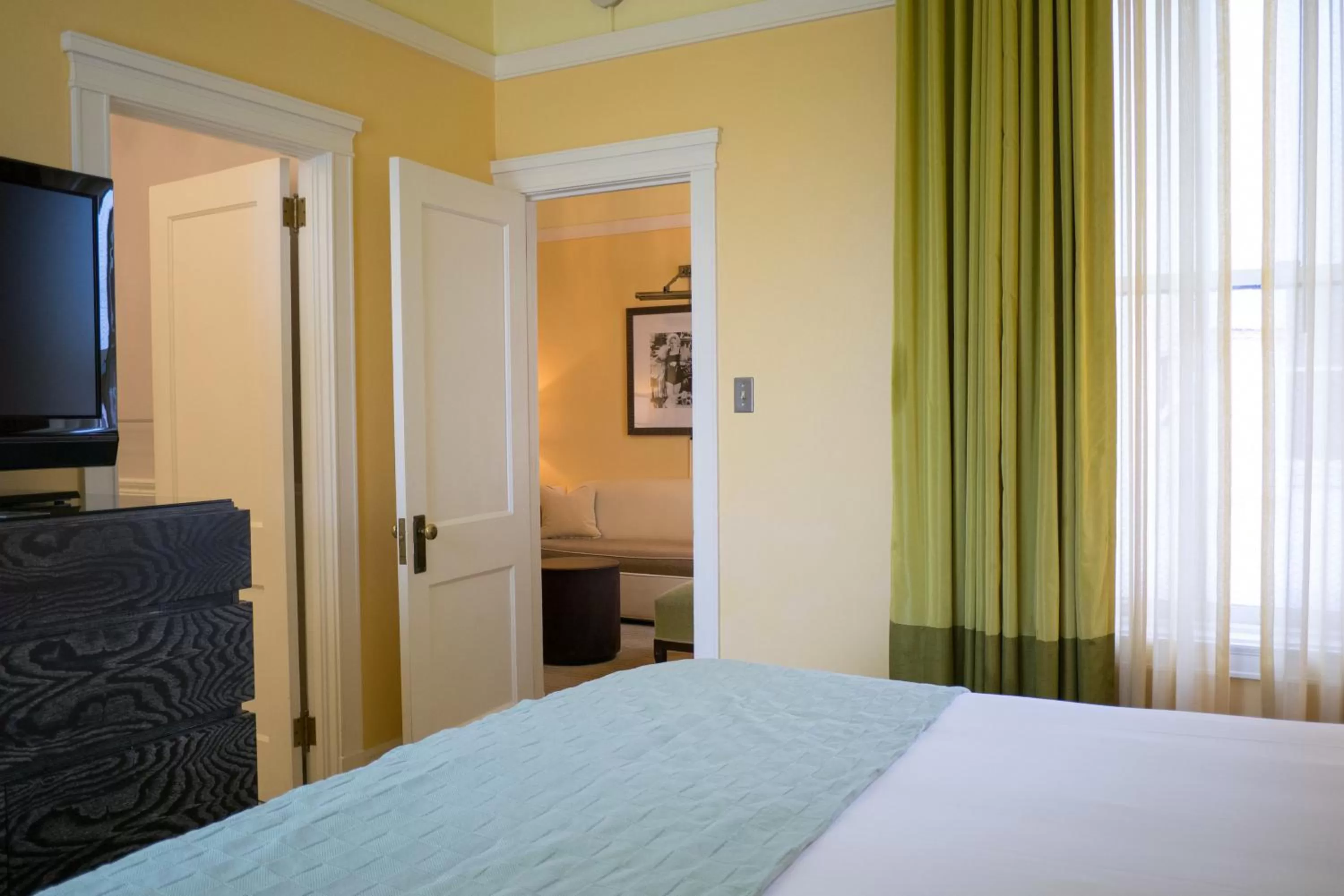 Photo of the whole room, Bed in Hotel DeLuxe