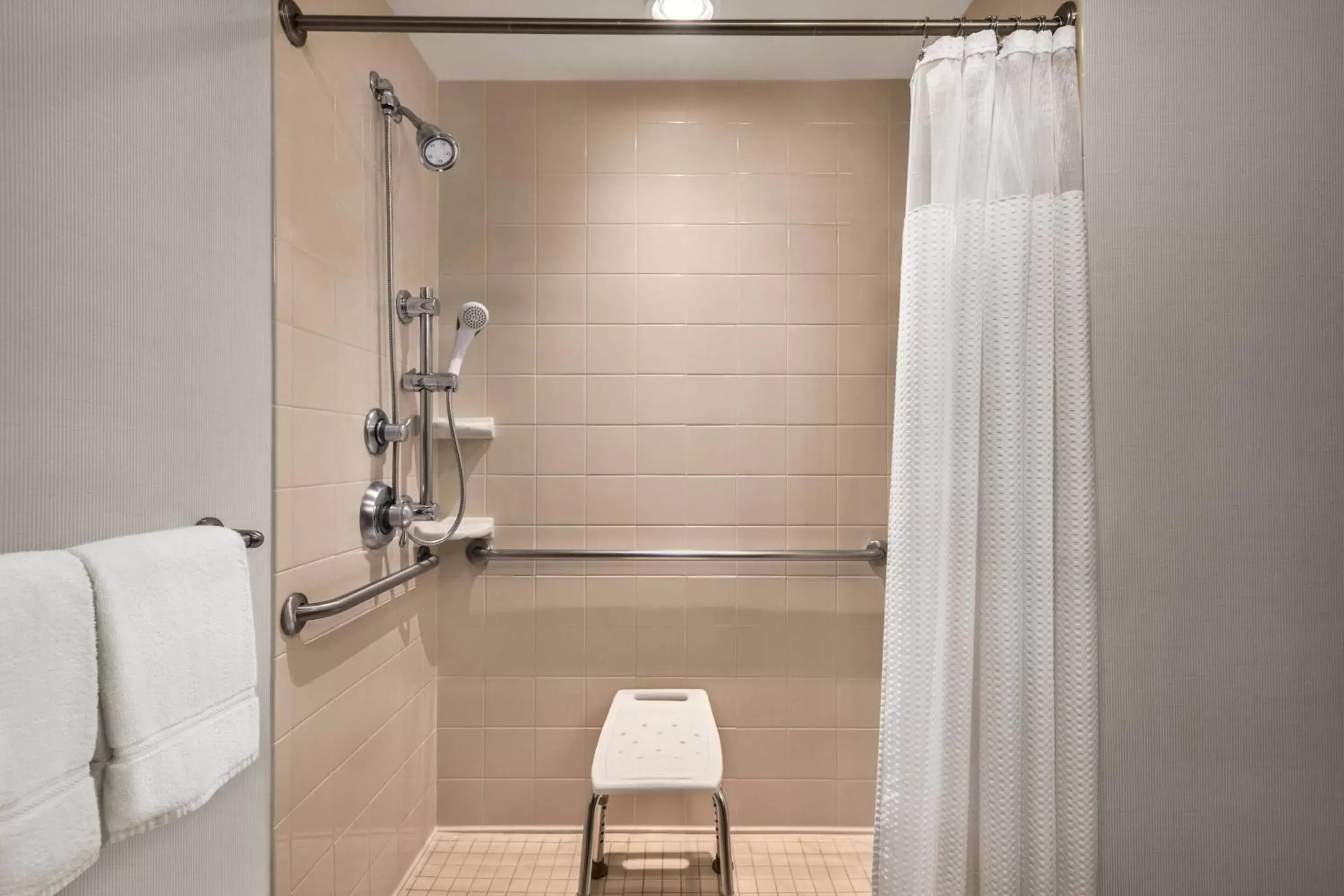 Bathroom in Courtyard by Marriott Madison West / Middleton