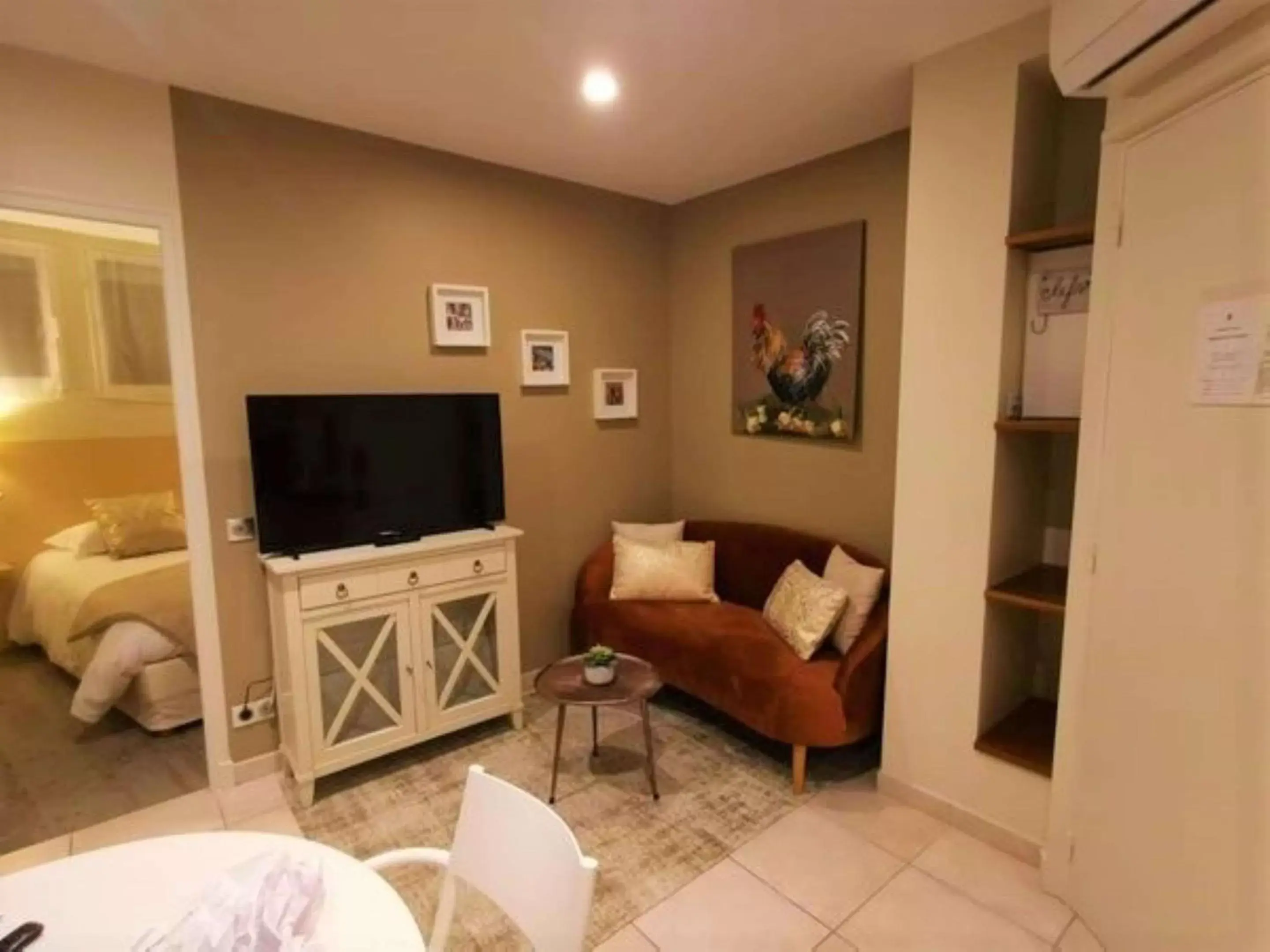 Kitchen or kitchenette, Seating Area in Best Western Grand Hotel de Bordeaux