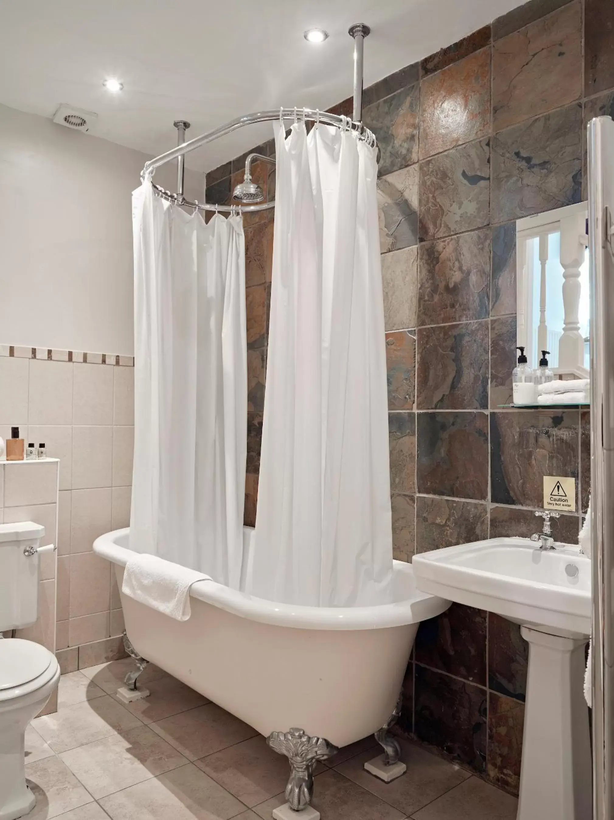 Shower, Bathroom in Tennant Arms Hotel