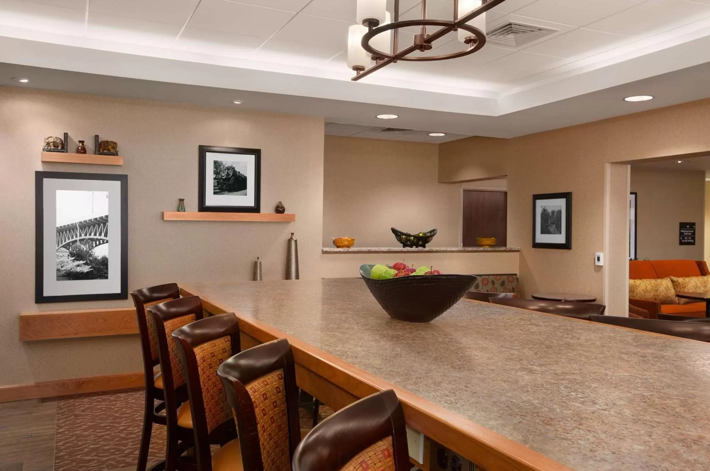 Dining area in Hampton Inn Waterville
