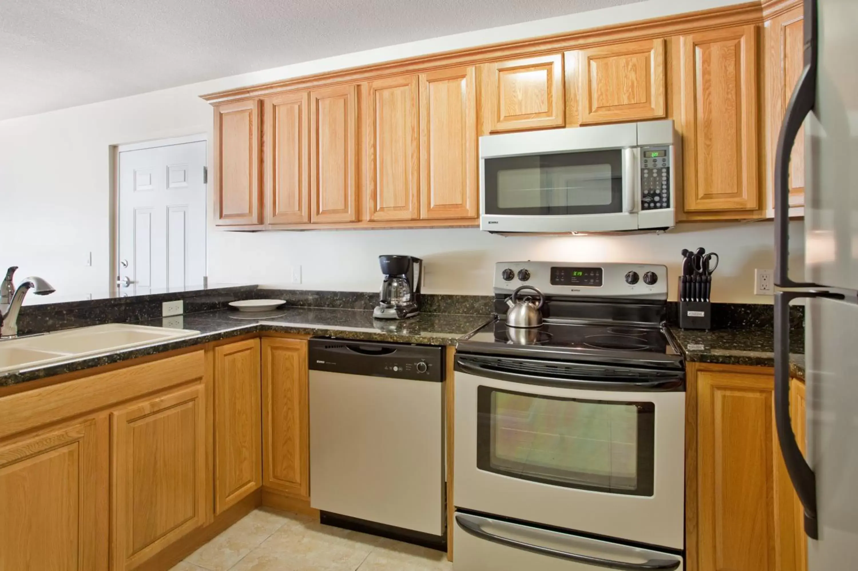 Photo of the whole room, Kitchen/Kitchenette in Holiday Inn Resort Grand Cayman, an IHG Hotel