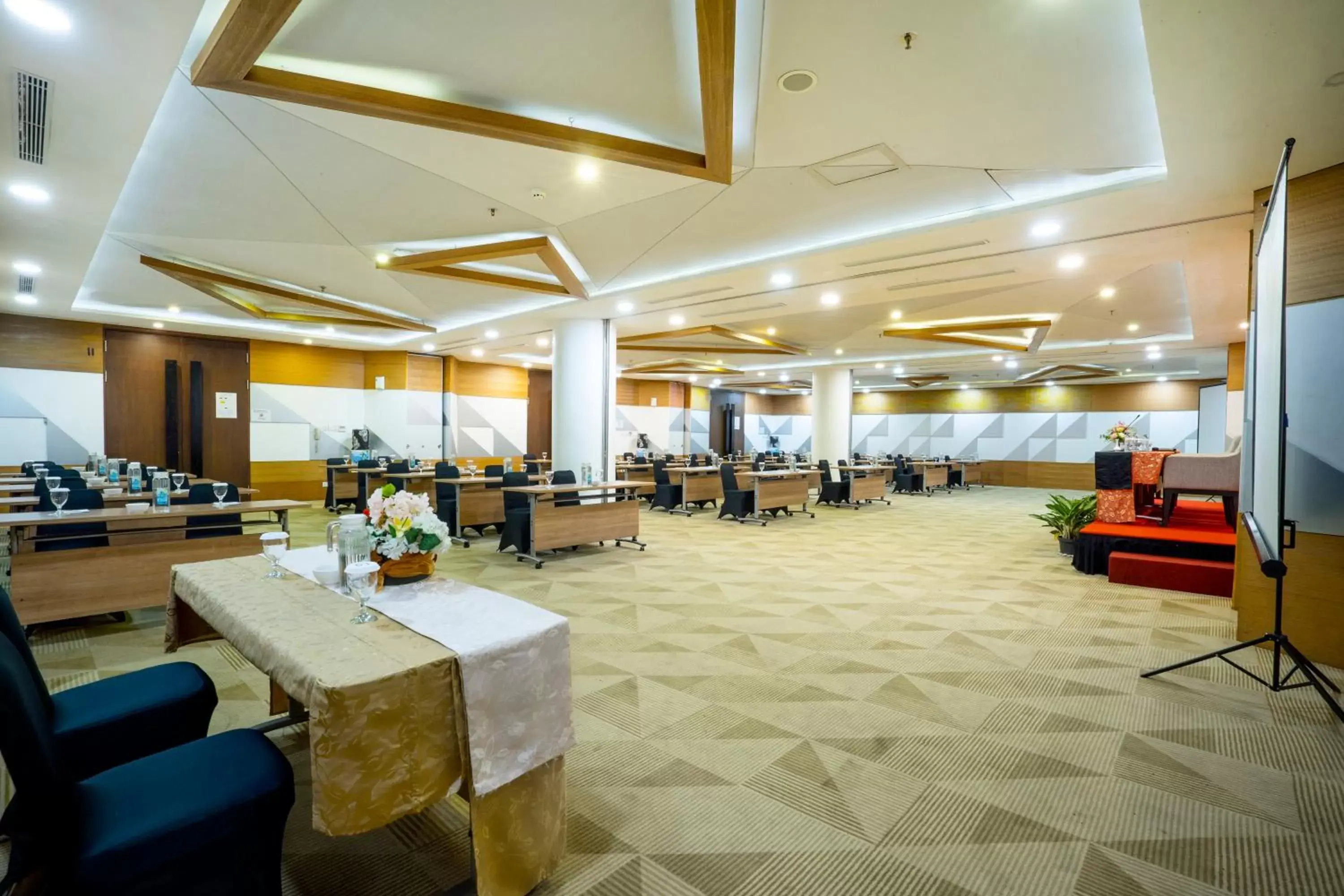 Meeting/conference room, Restaurant/Places to Eat in Golden Tulip Pontianak