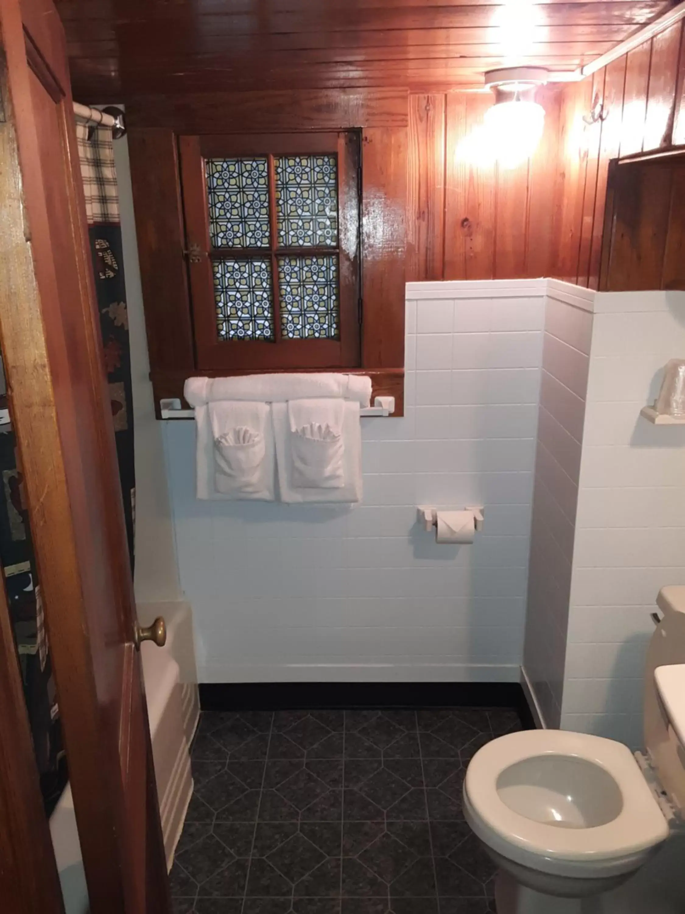 Bathroom in The Evening Shade River Lodge and Cabins