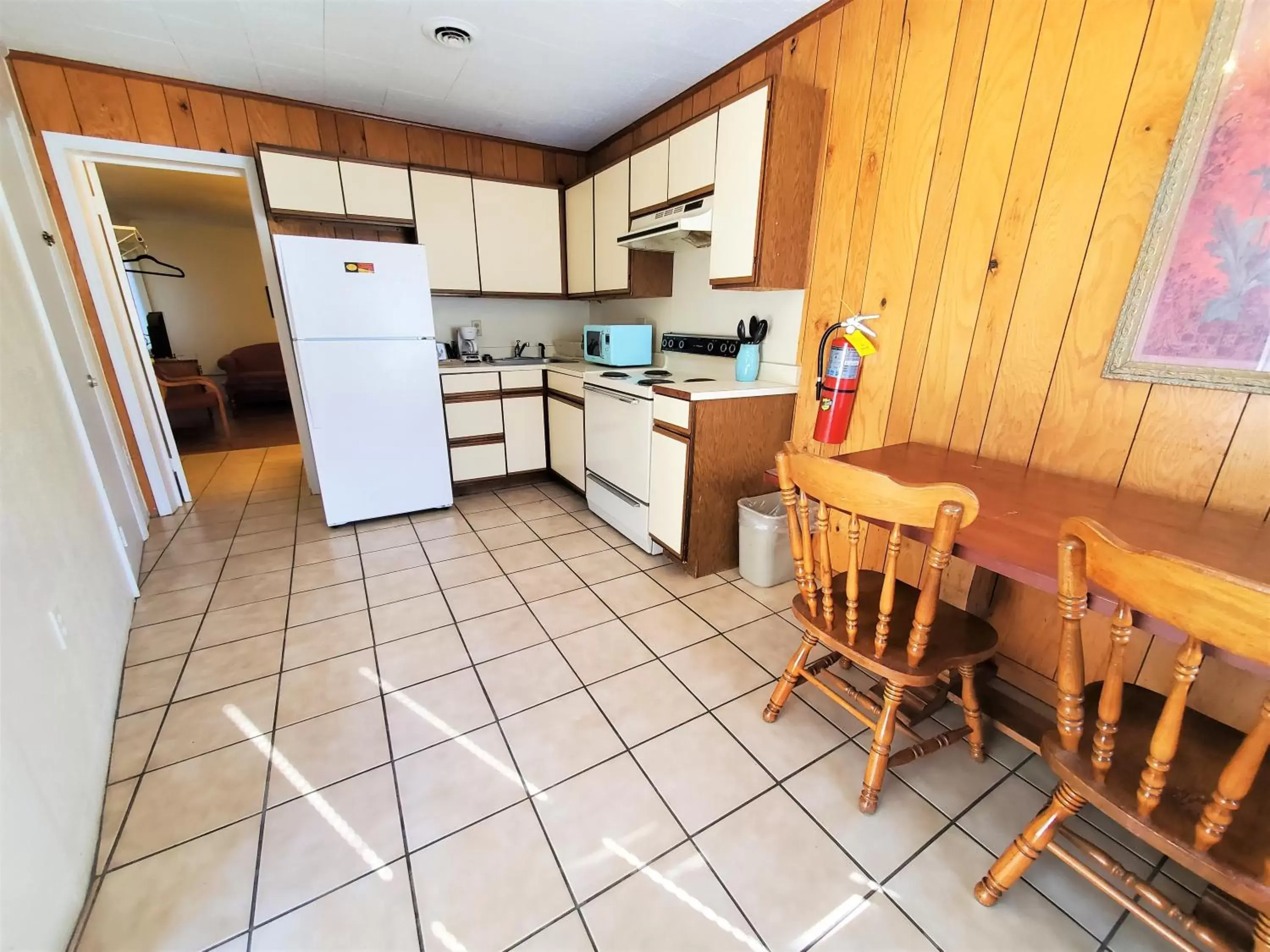 Kitchen/Kitchenette in Meadowlark Motel with Restaurant & Bar