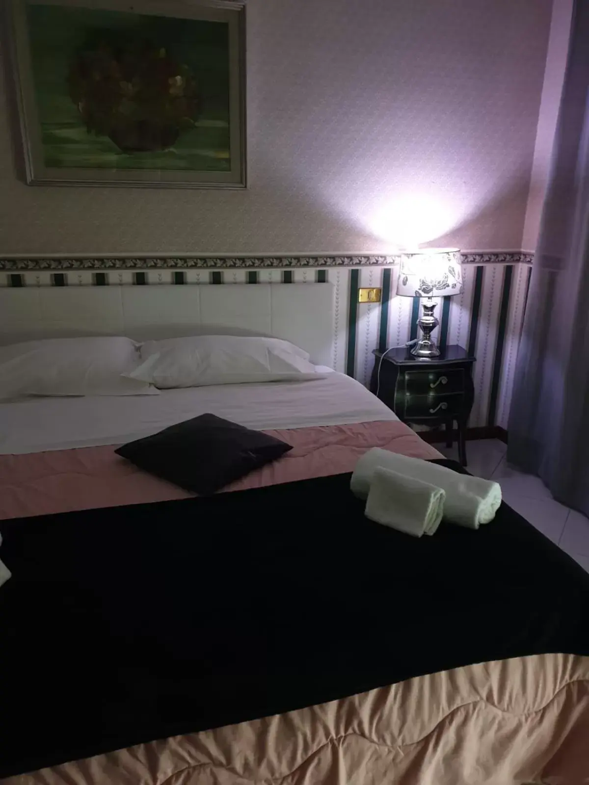 Photo of the whole room, Bed in Alba central City