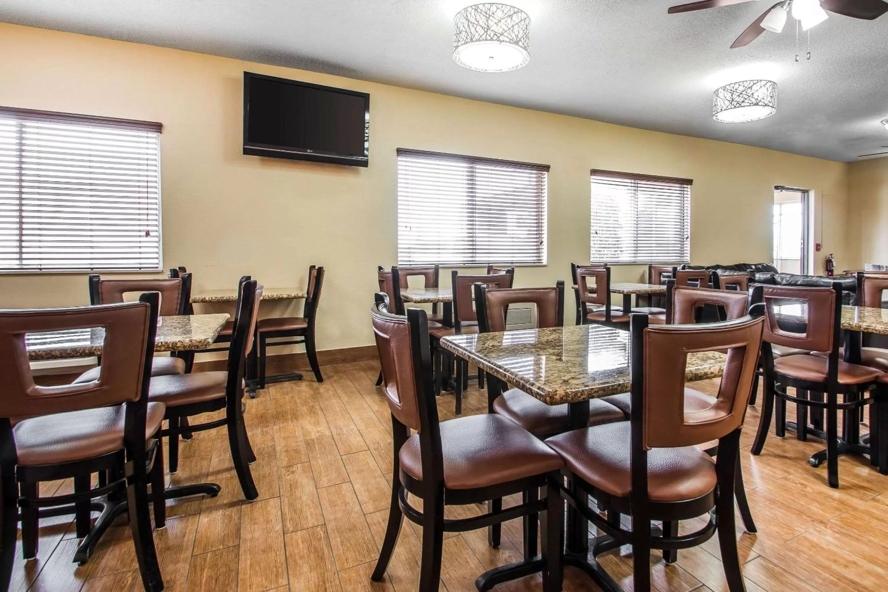 Restaurant/places to eat in Quality Inn Dubuque on Hwy 20