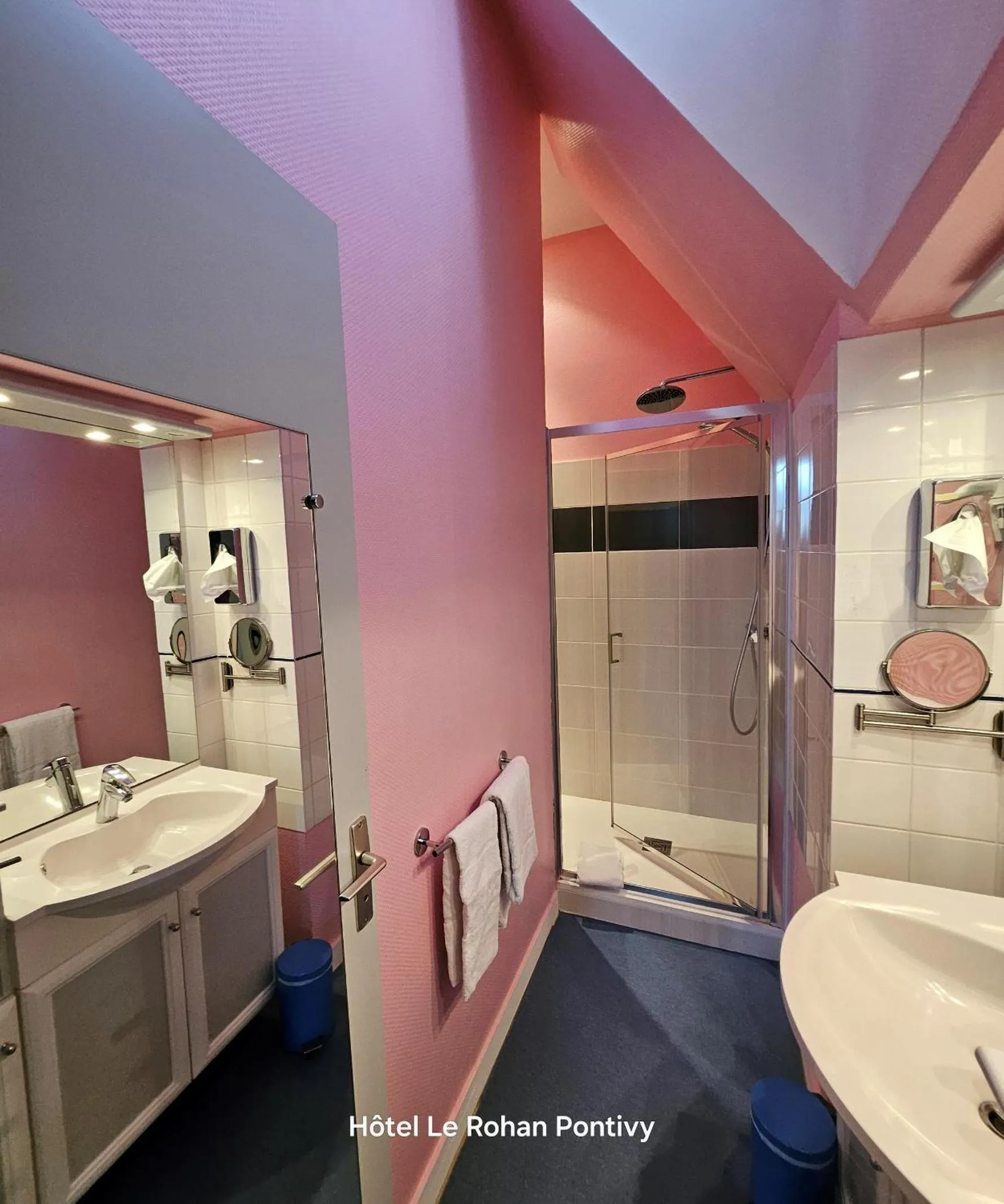 Shower in Hôtel Le Rohan Charme et Caractère