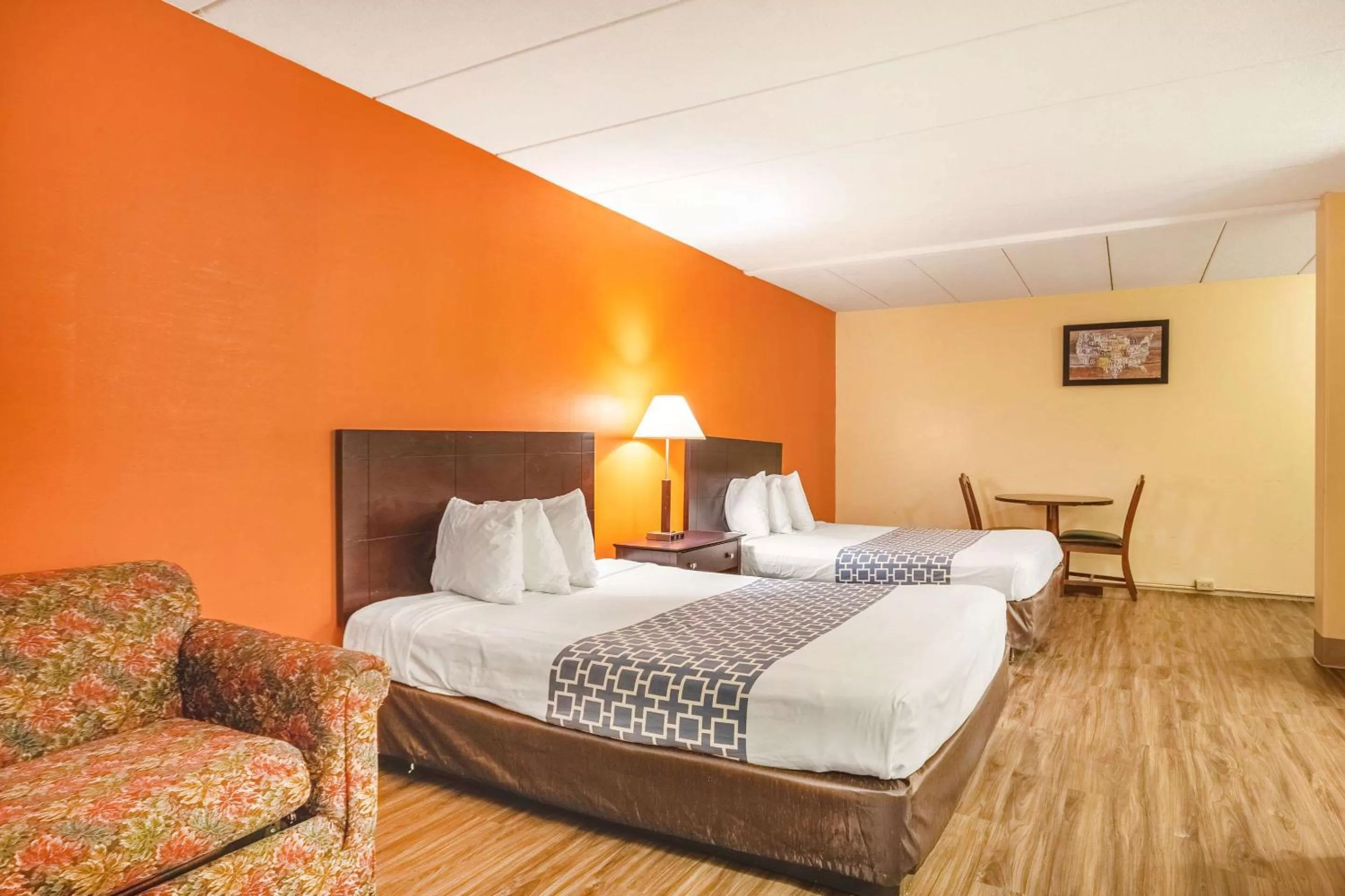 Bedroom, Bed in Econo Lodge Inn & Suites Windsor Locks Bradley Airport