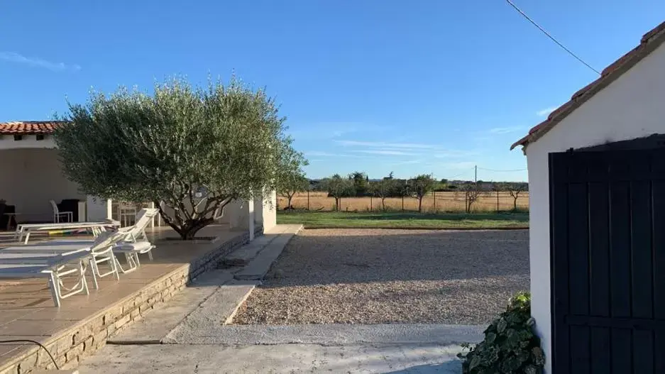 Garden, Swimming Pool in Croissant de Lune