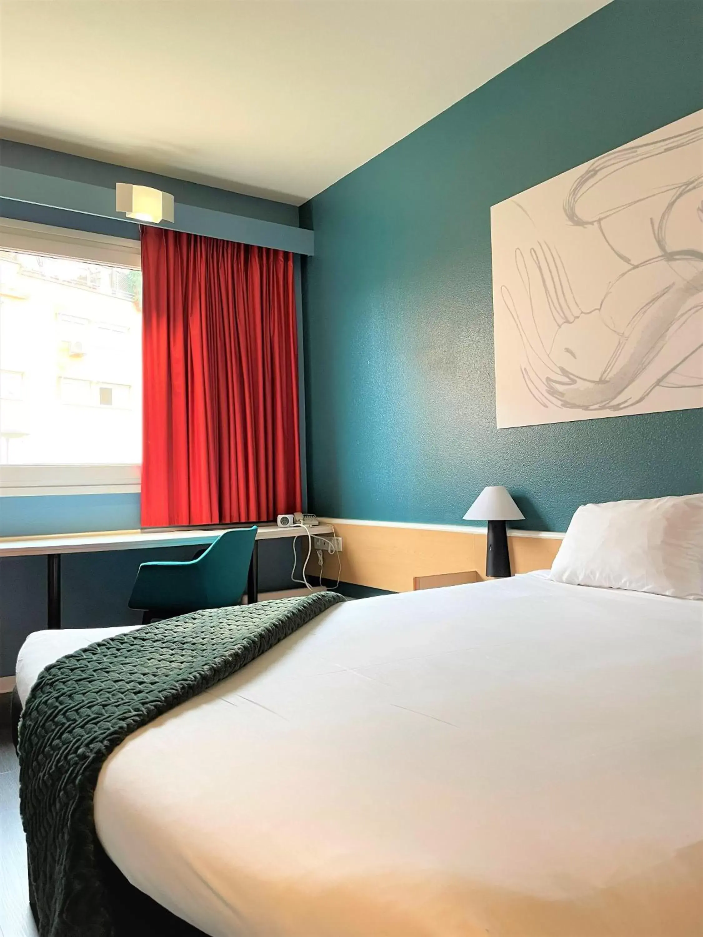 Bed in Ibis Madrid Fuenlabrada