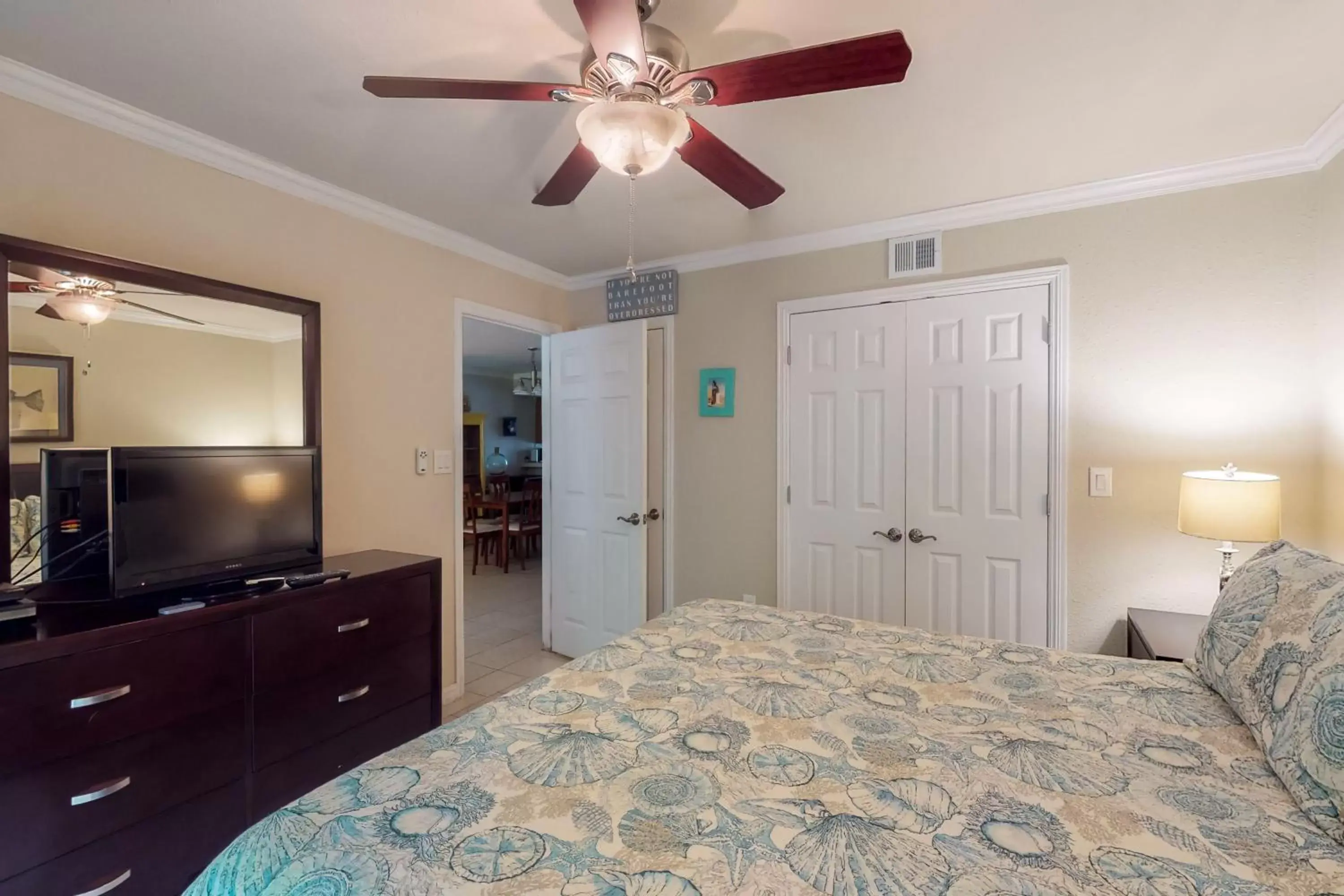 TV/Entertainment Center in Beachview Condominiums: Wicker Wanderer (#109)