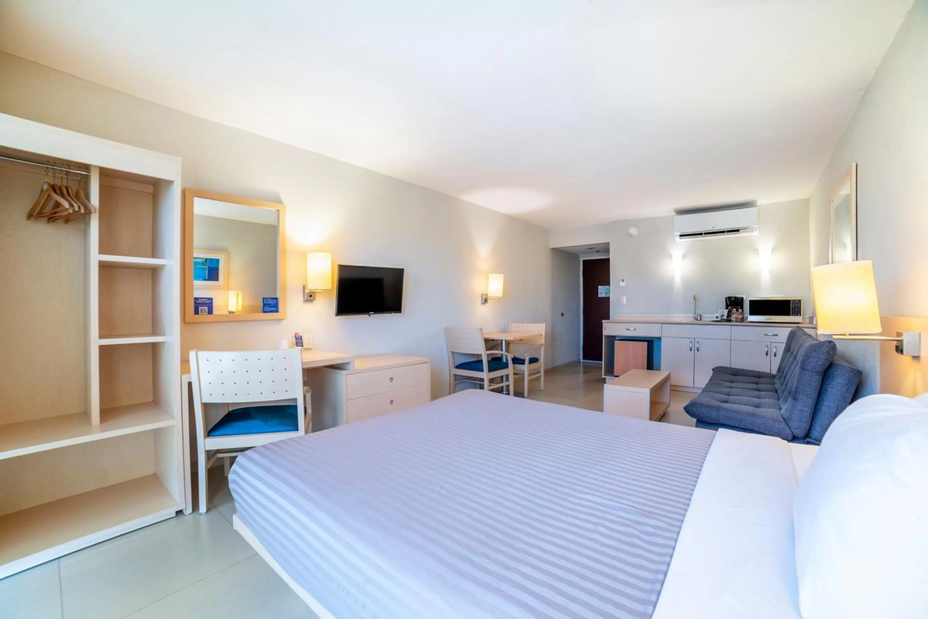 Bedroom, Bed in City Express by Marriott Ciudad del Carmen