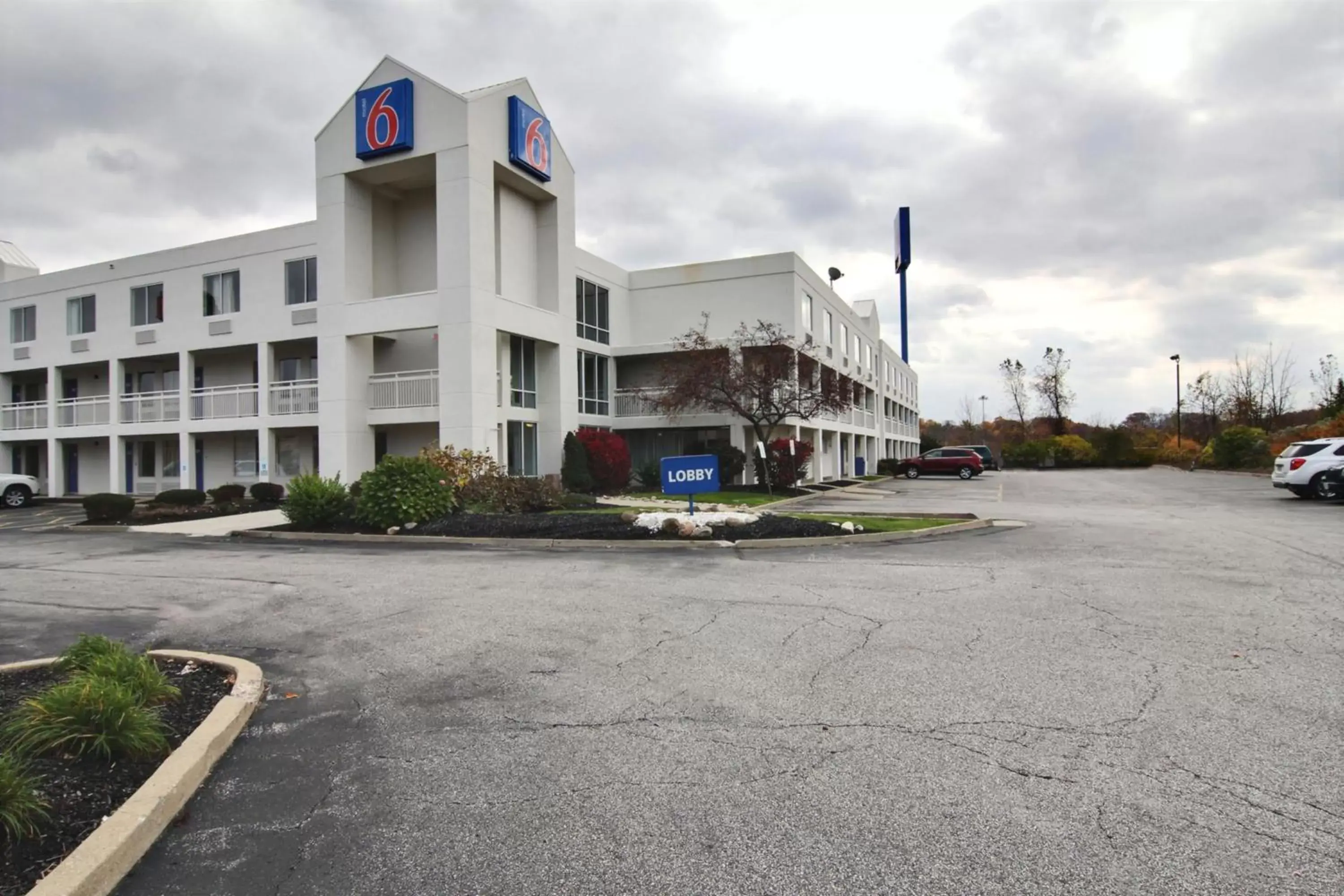 Facade/entrance, Property Building in Motel 6-Willoughby, OH - Cleveland