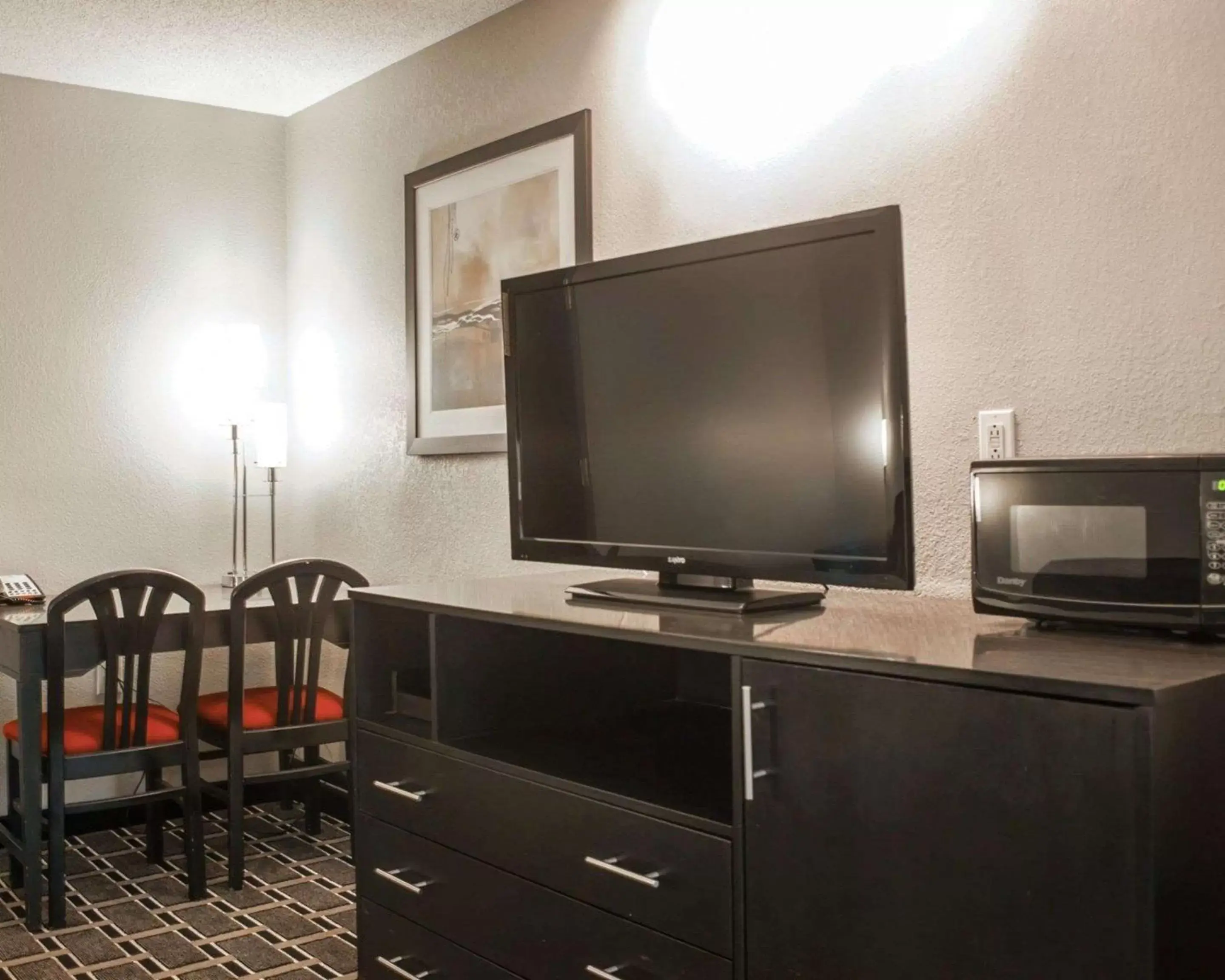 Bedroom, TV/Entertainment Center in Comfort Suites Airport Nashville