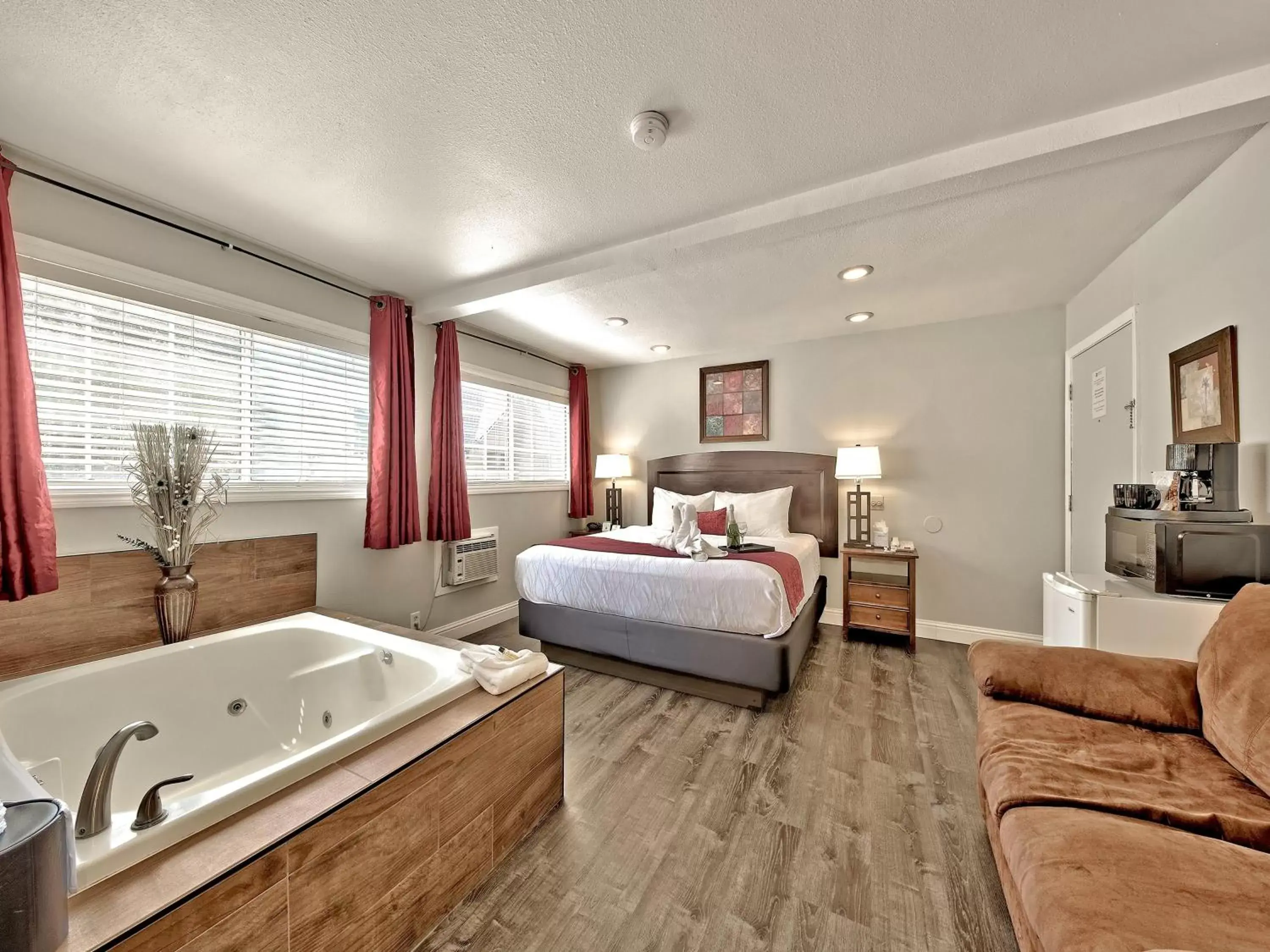 Classic King Room with Spa Bath in Secrets Inn Lake Tahoe Classic King Room with Spa Bath in Secrets Inn Lake Tahoe