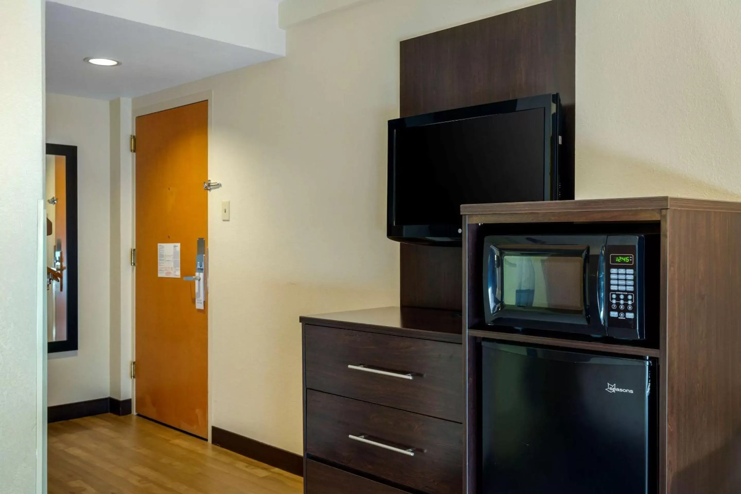 Bedroom, TV/Entertainment Center in The Capitol Hotel, Ascend Hotel Collection