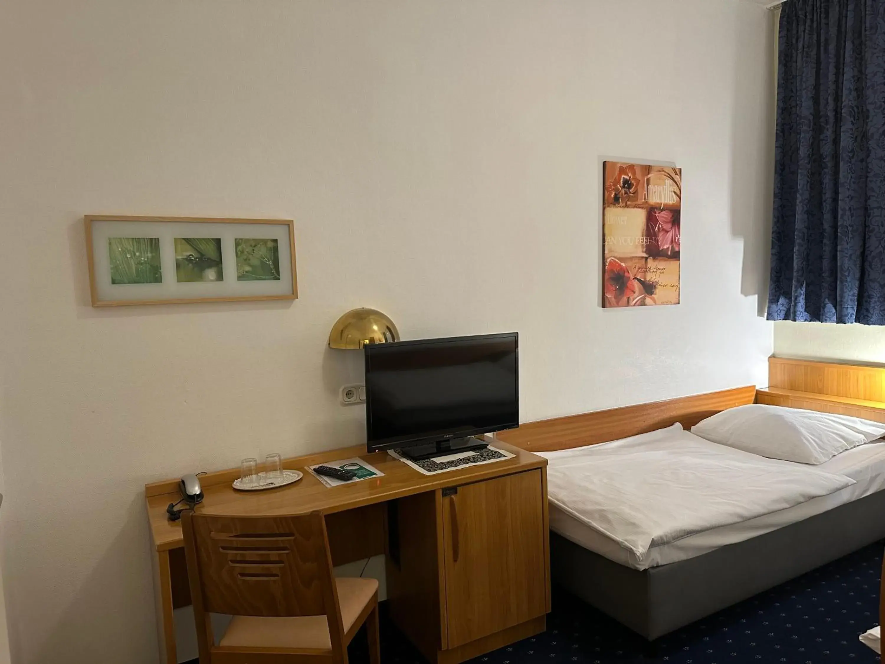 Photo of the whole room, TV/Entertainment Center in Centrum Hotel Commerz am Bahnhof Altona