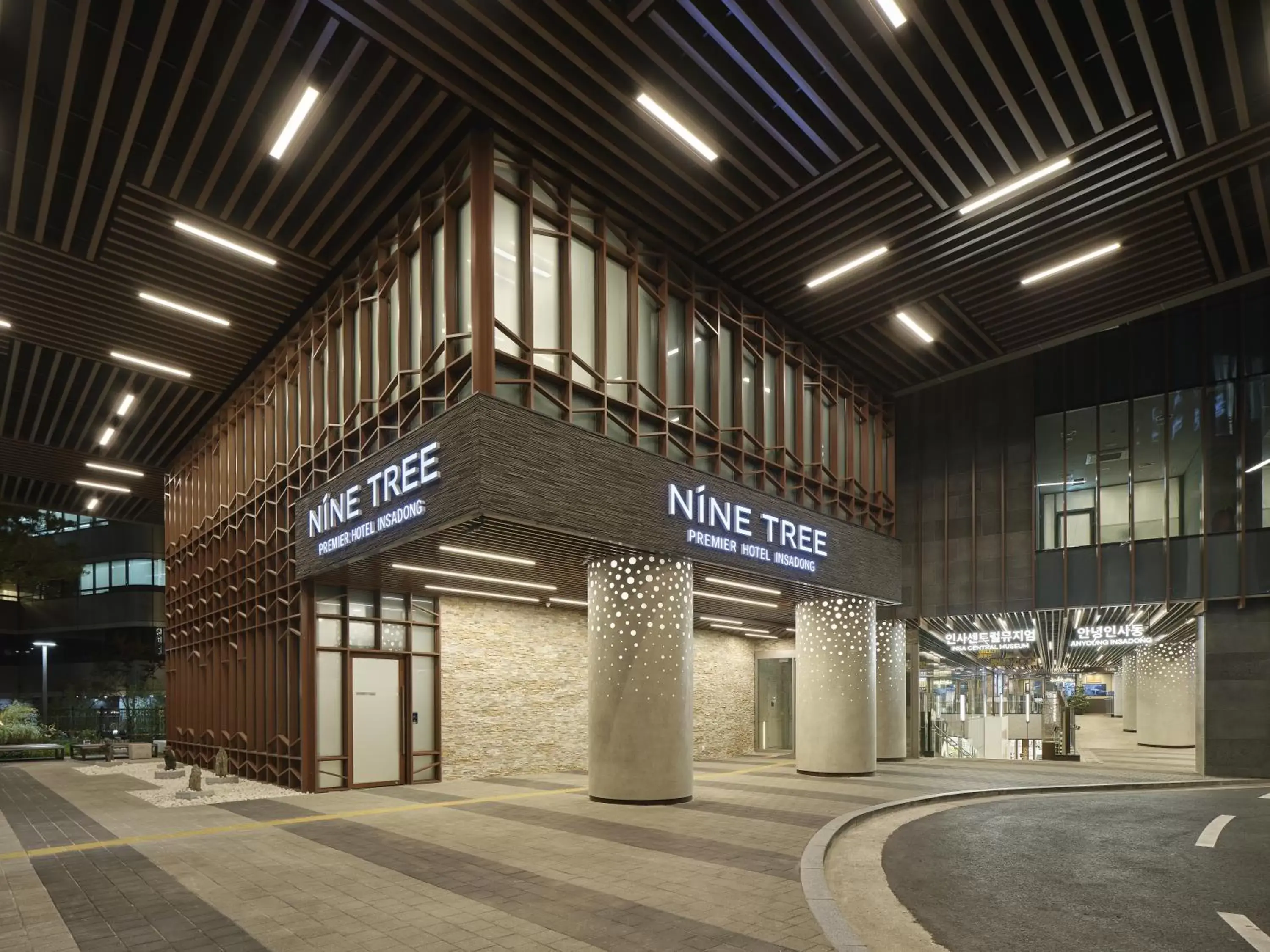 Facade/entrance in Nine Tree Premier Hotel Insadong