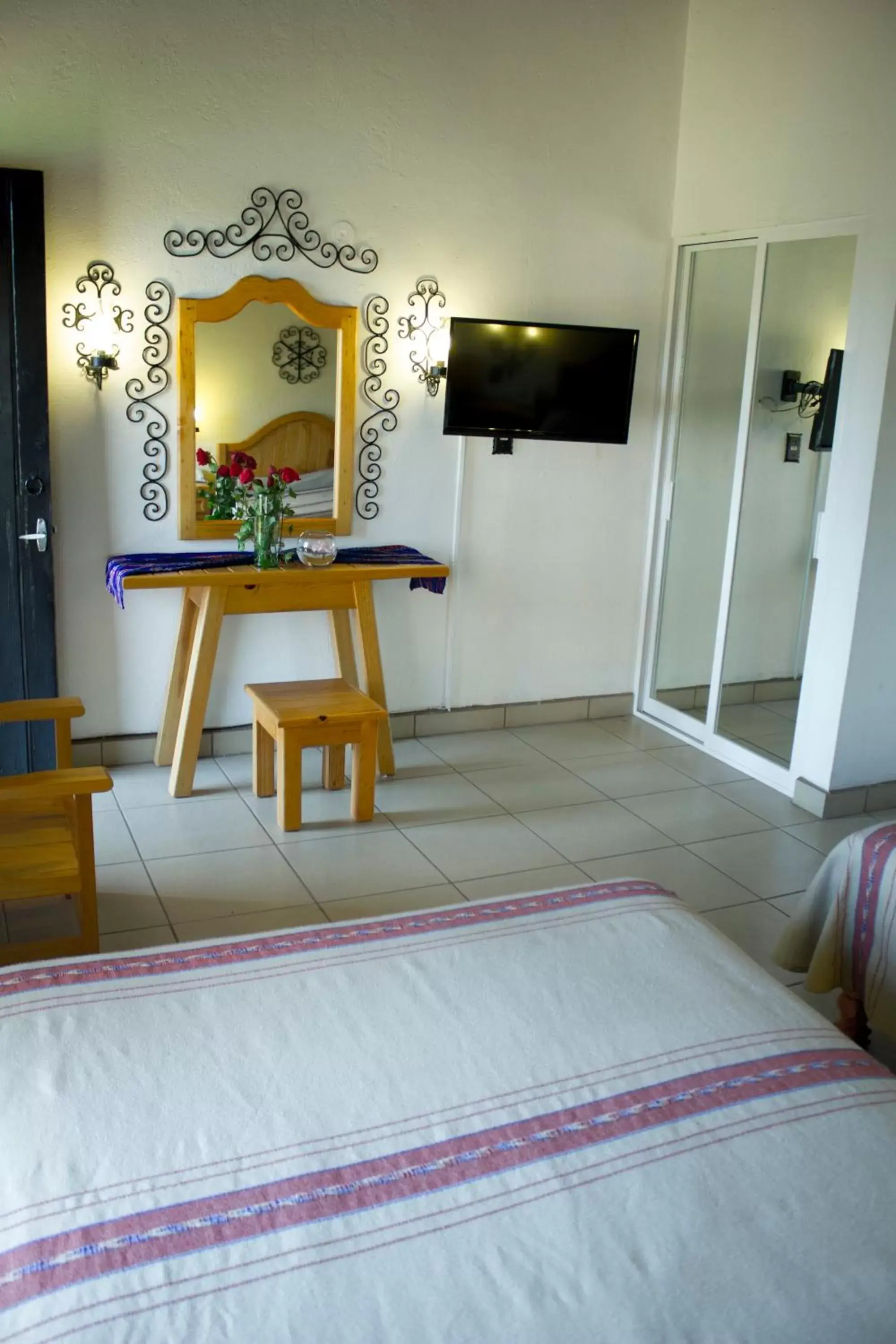 Shower, TV/Entertainment Center in Hotel Pie de la Sierra