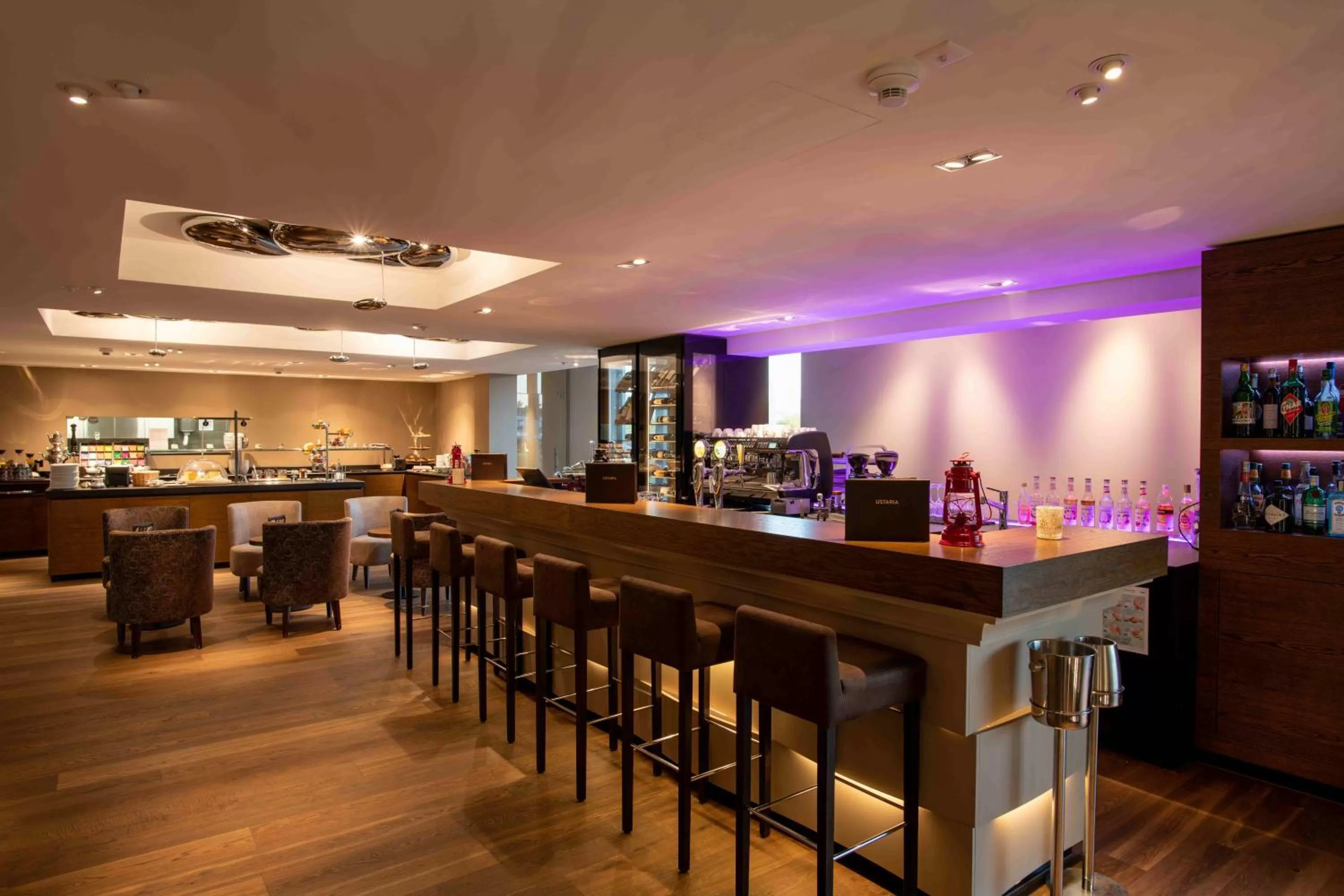Lounge or bar in HOTEL illuster - Urban & Local
