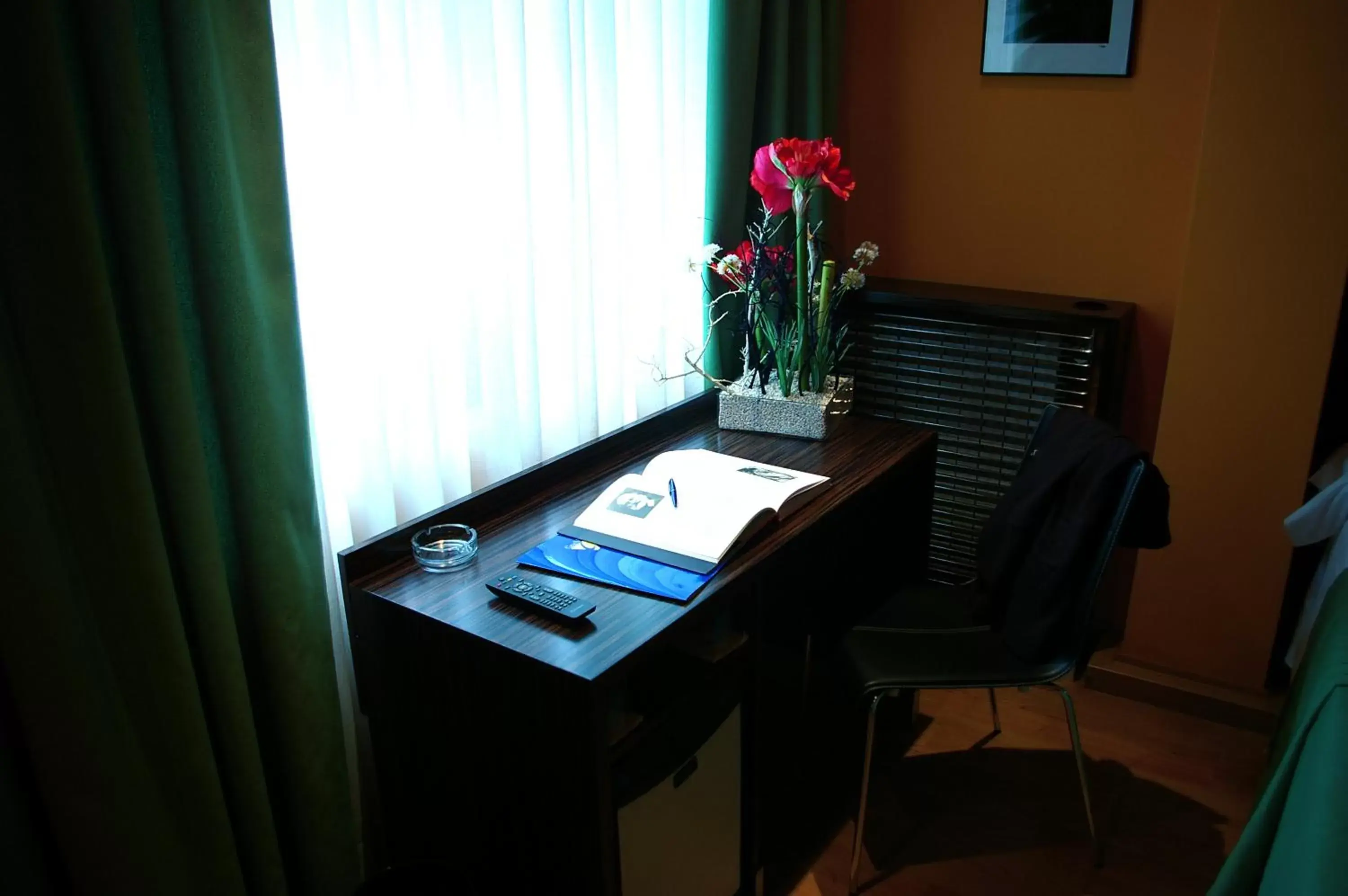 Seating area, TV/Entertainment Center in Hotel Gran Via