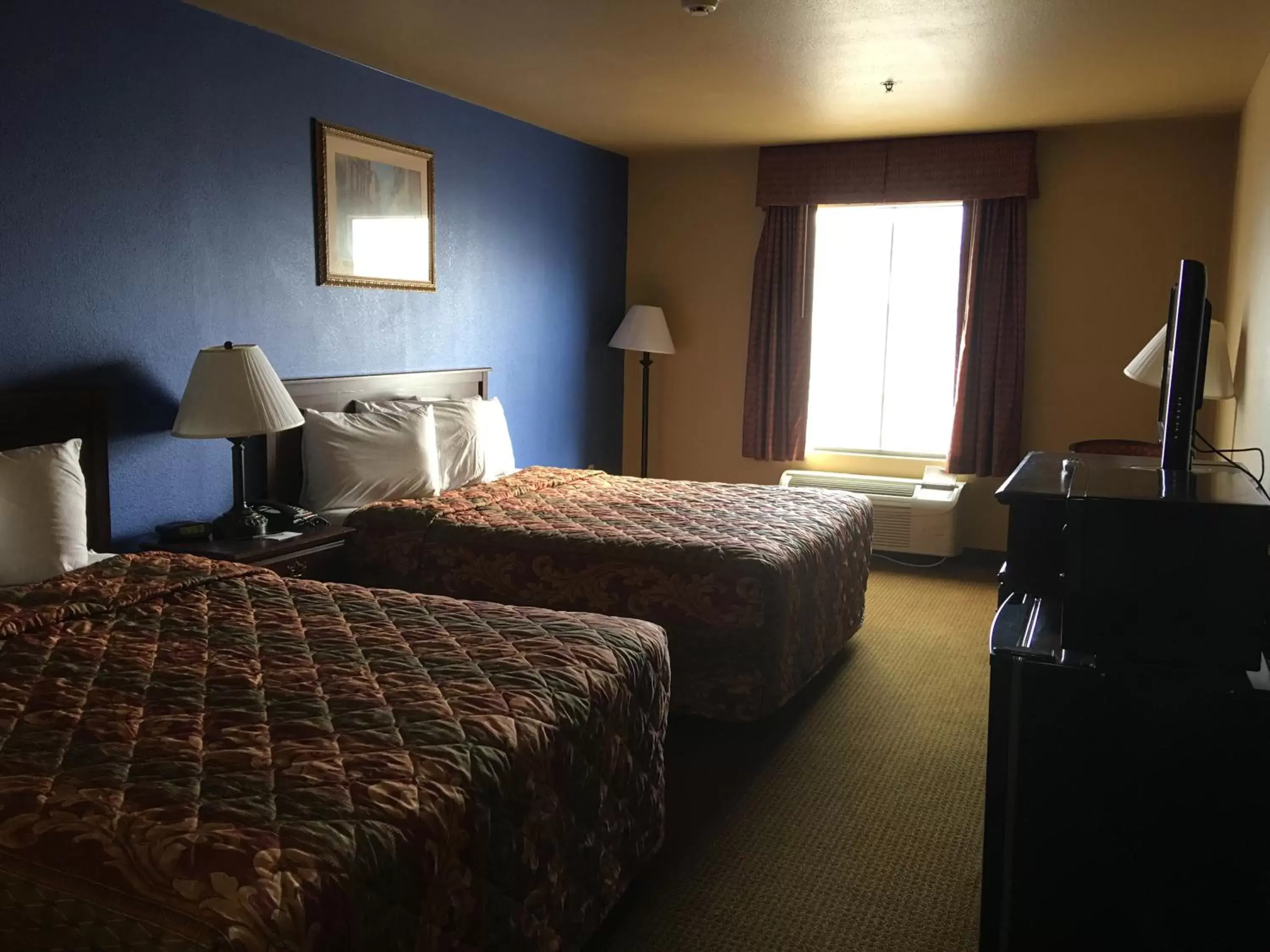 Bed in Econo Lodge Inn & Suites