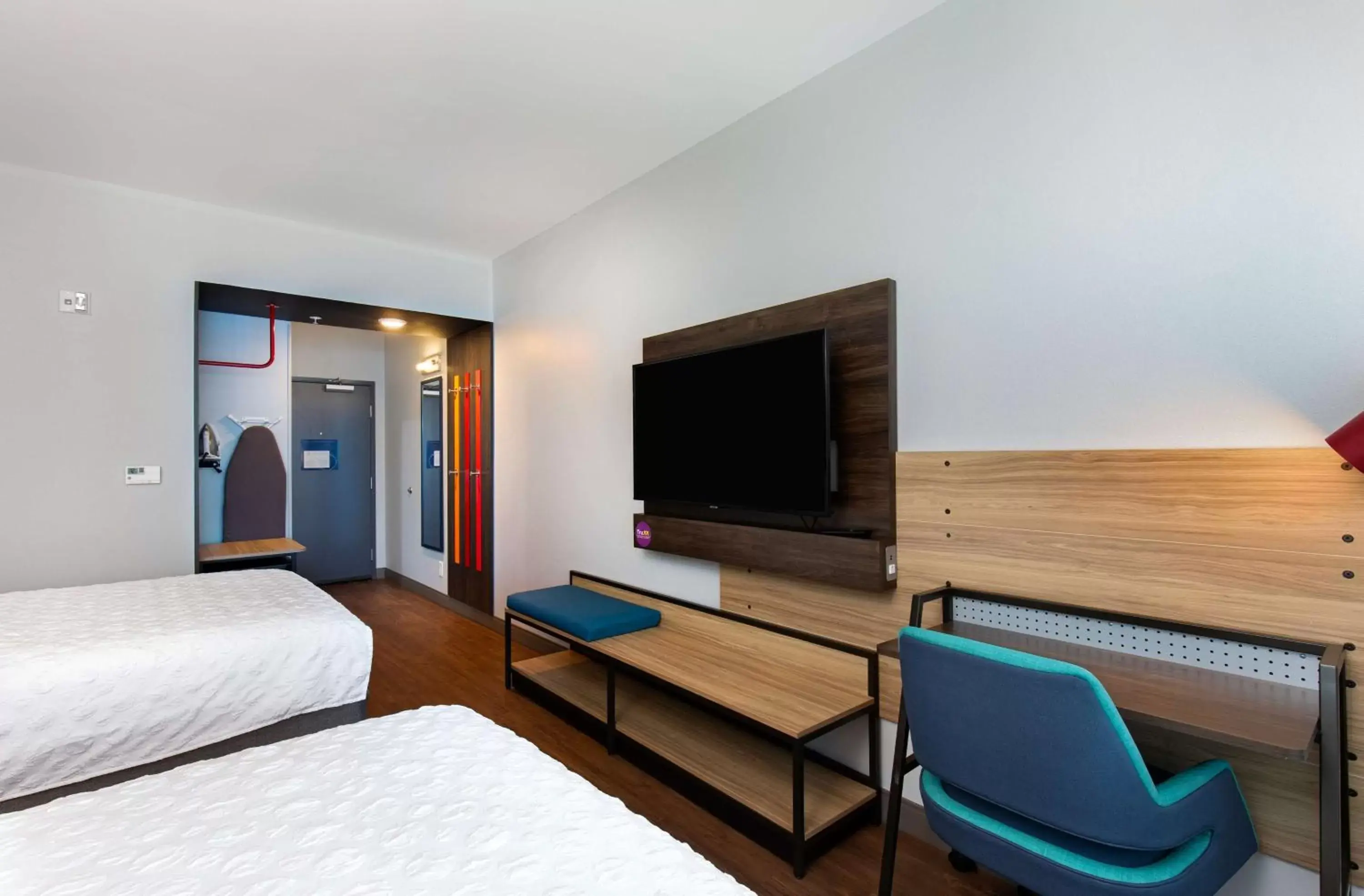 Bedroom, TV/Entertainment Center in Tru By Hilton Lexington University Medical Center, Ky