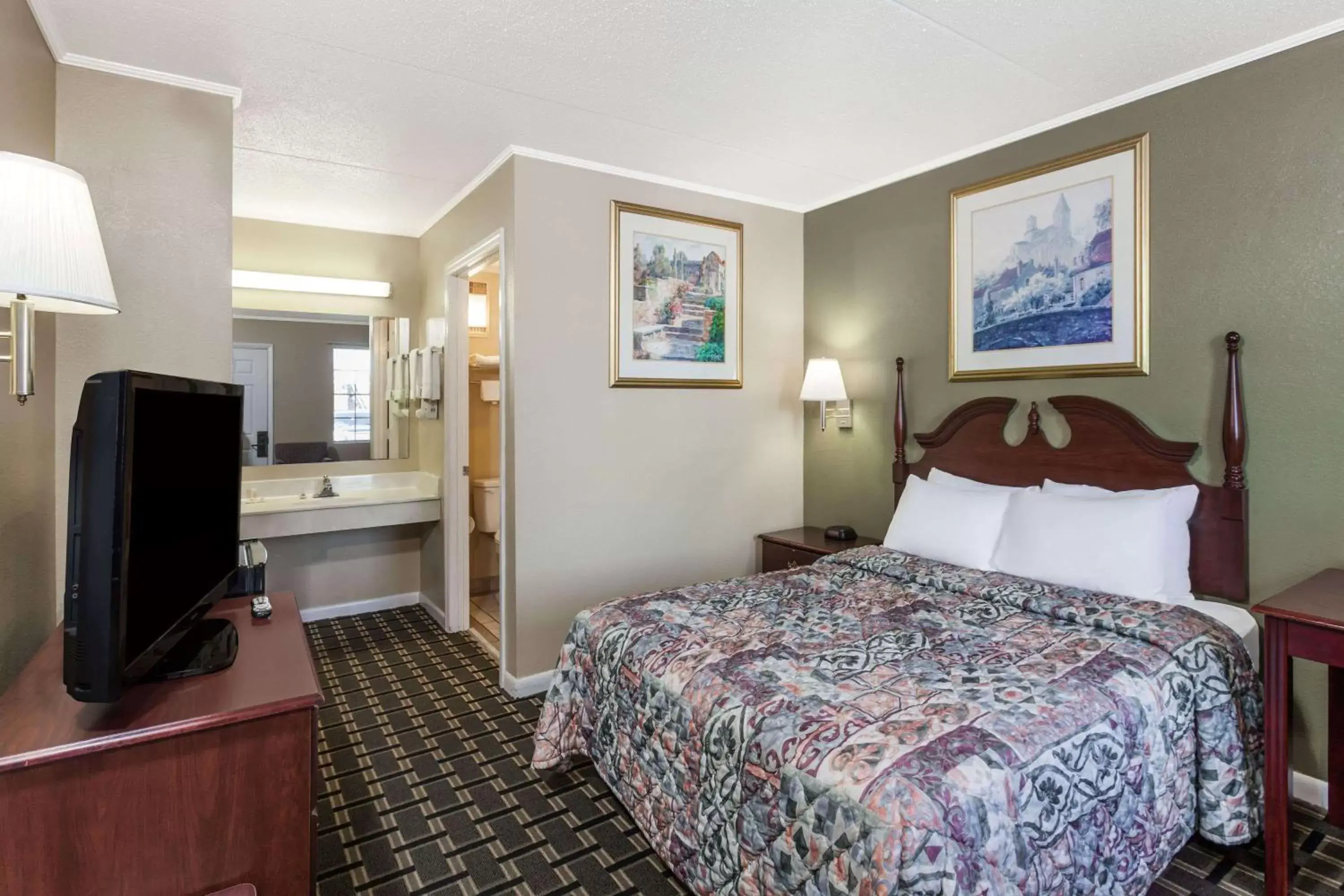 Photo of the whole room, Bed in Days Inn by Wyndham Lenoir City