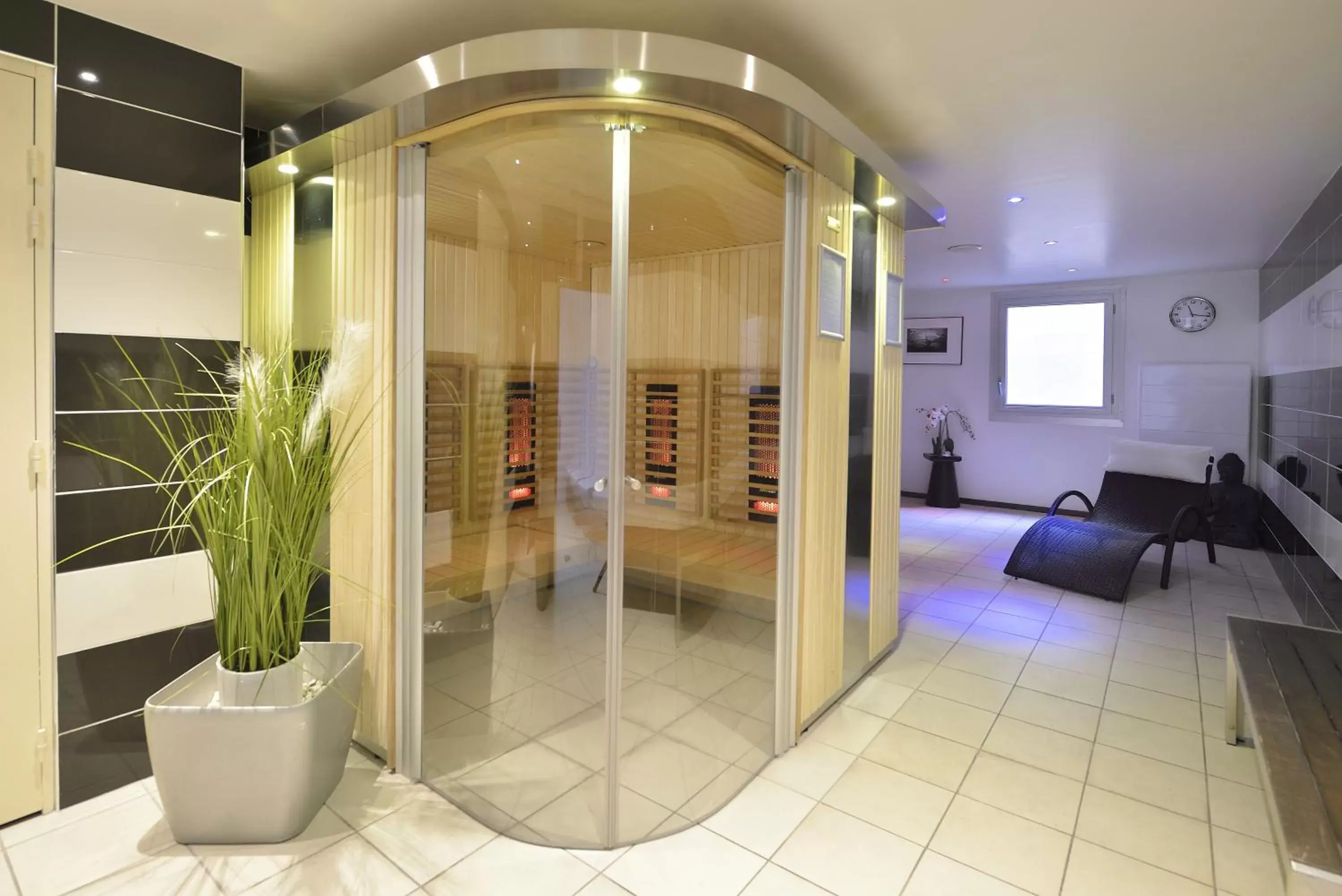 Spa and wellness centre/facilities in Mercure Rouen Centre Champ de Mars