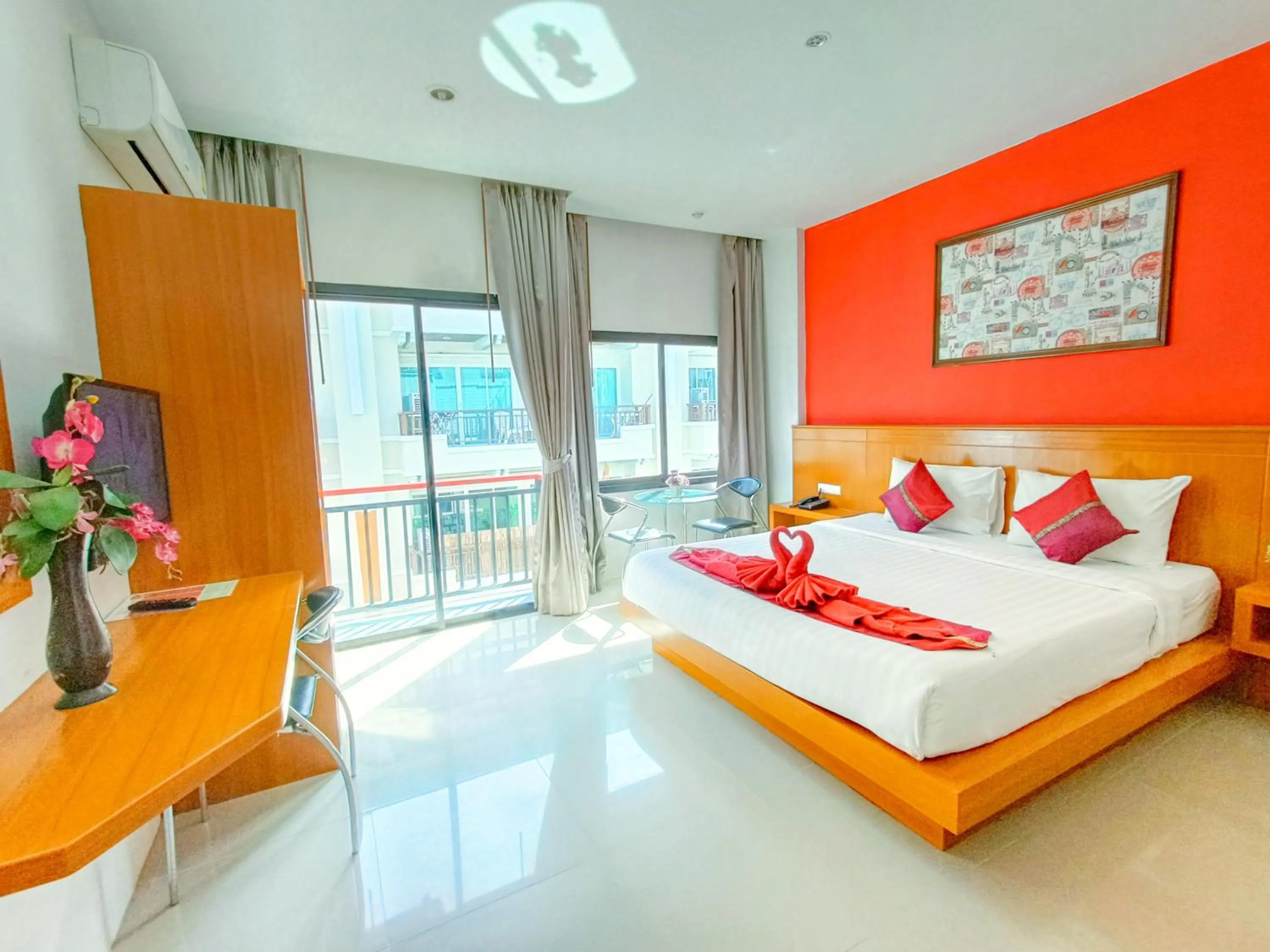 Photo of the whole room, Bed in PJ Patong Resortel
